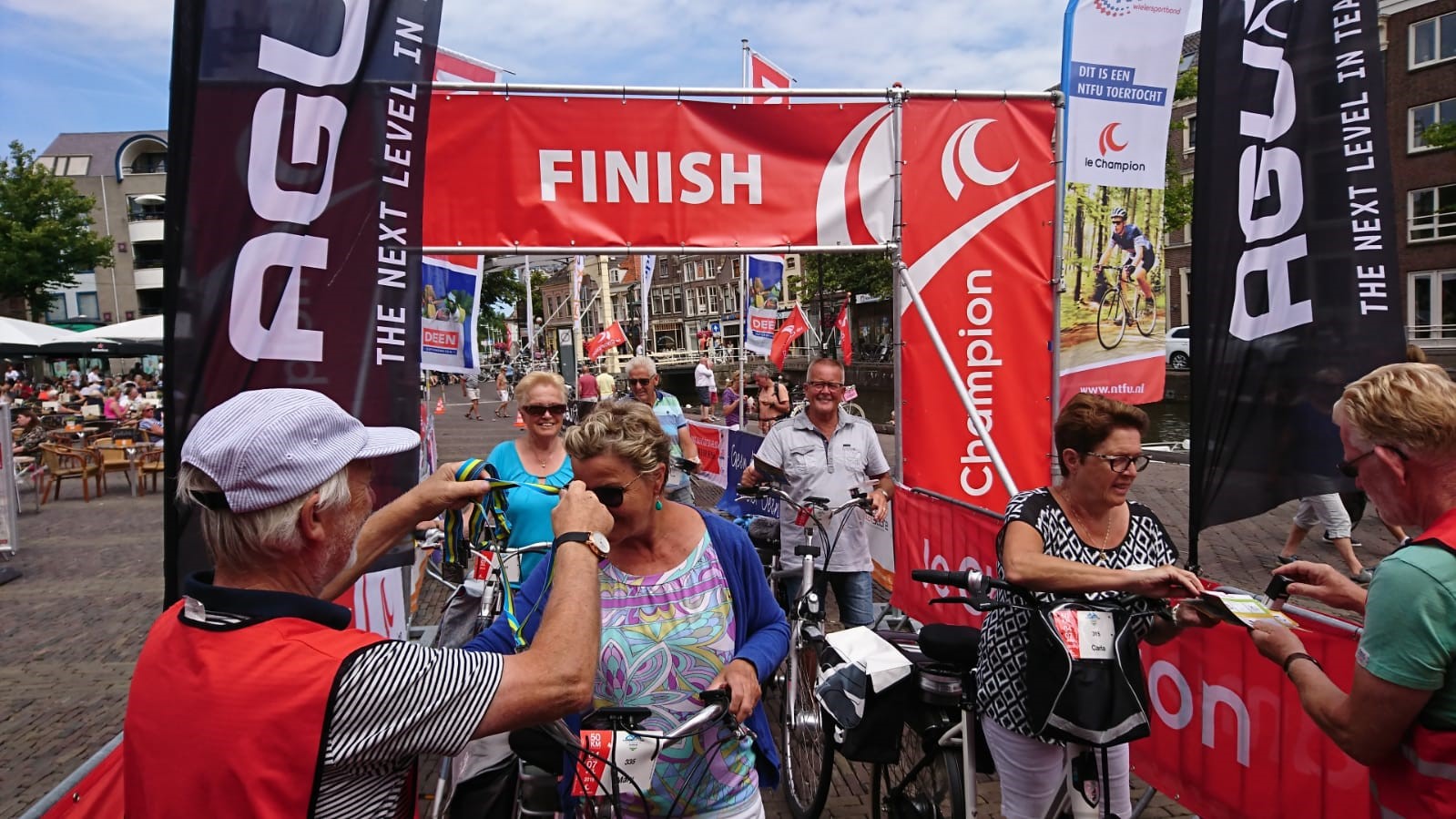 De ruim 800 deelnemers van de Fiets4daagse Alkmaar eindigen op het Waagplein. (Foto: aangeleverd)
