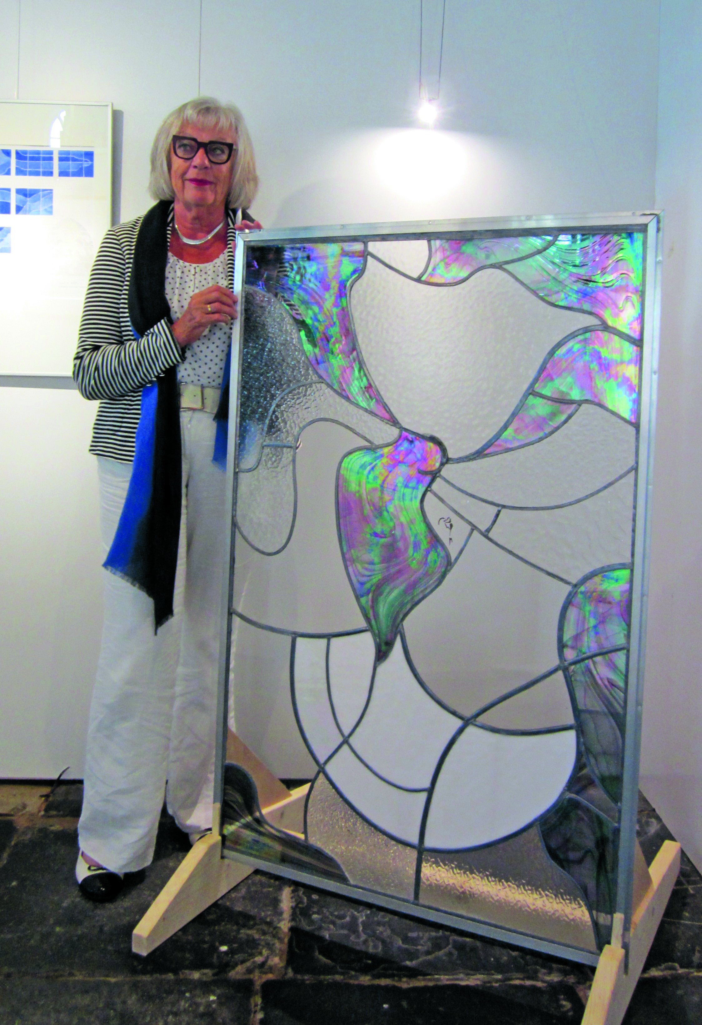 Maja de Haan uit Andijk exposeert in de kerk met glas-in-lood-kunst. (Foto: aangeleverd)