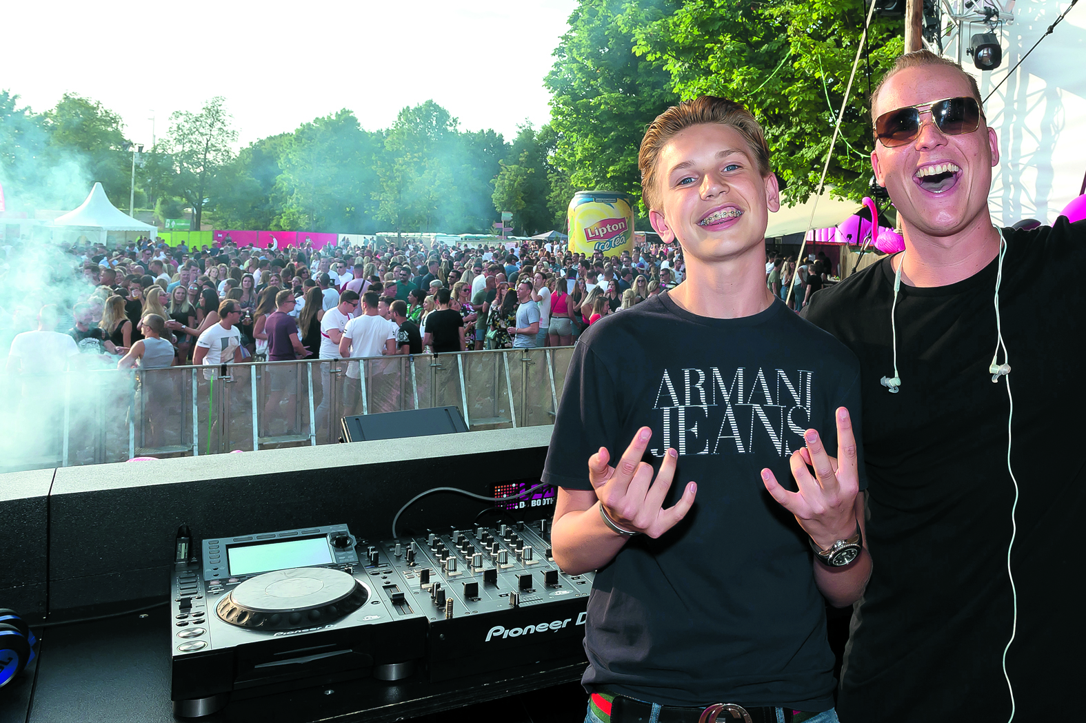 Daan van Marle als DJVM (links) met naast zich collega Nick White tijdens Electronic Picnic. (Foto: Han Giskes)