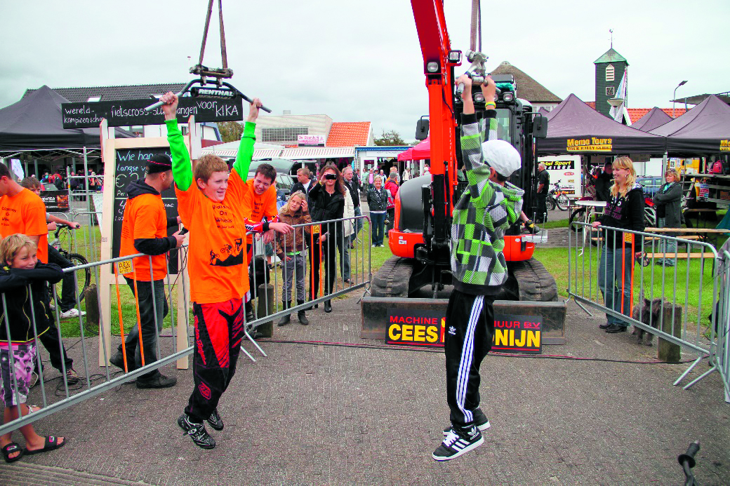 Kinderen en volwassenen mogen aan een fietscrosstuur hangen met Callantsoog on Wheels. (Foto: Callantsoog on Wheels)