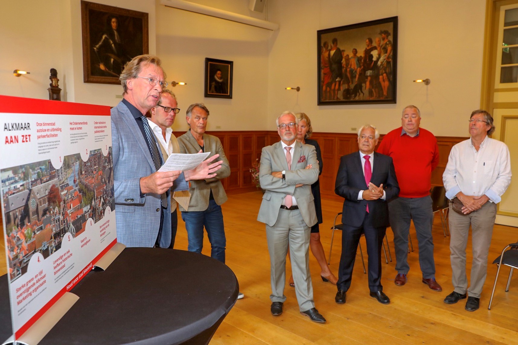 Hans van de Leygraaf pleit namens ondernemers en buurtbewoners voor ambitieuze plannen voor de stad. (Foto: Vincent de Vries/RM)