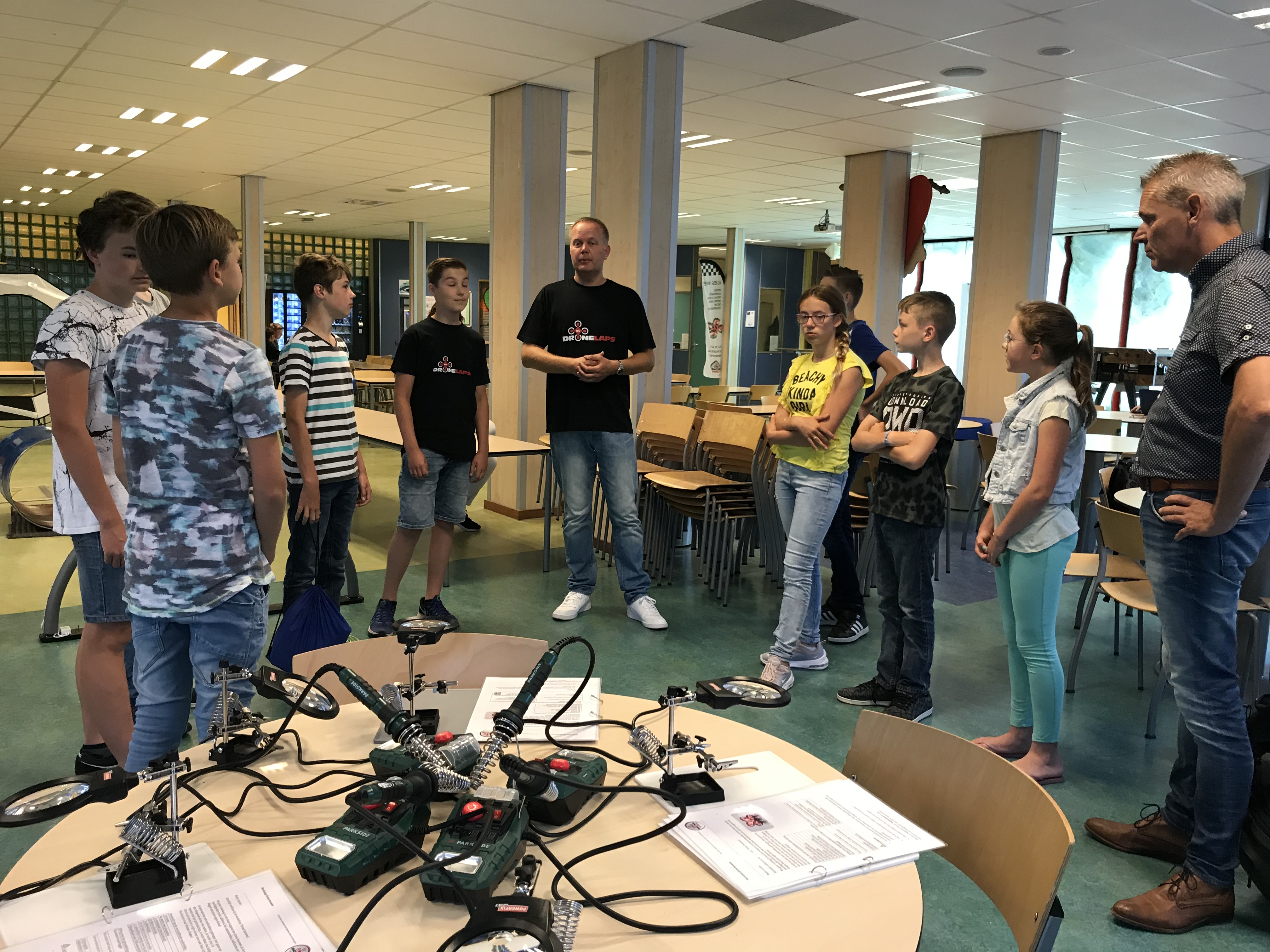 Rubin en zijn vader (midden) verzorgden voor de leerlingen een workshop 'drone bouwen'. (Foto: aangeleverd)