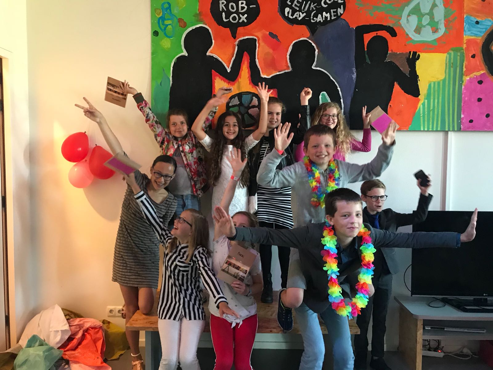 Het kunstwerk, gemaakt door tieners uit de Bangert en Oosterpolder, werd dinsdagavond onthuld in De Kreek. (Foto: aangeleverd)