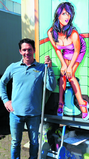 Kermisexploitant Edwin de Vries bij één van zijn toiletten. (Foto: aangeleverd)