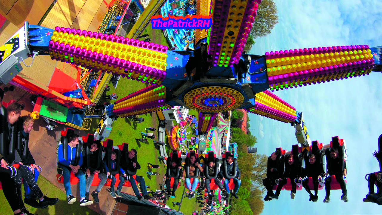 Show Time is de trekpleister van de kermis in Medemblik. Ritje maken? Stap in en ervaar spanning en sensatie. (Foto: Frans van de Wiel)