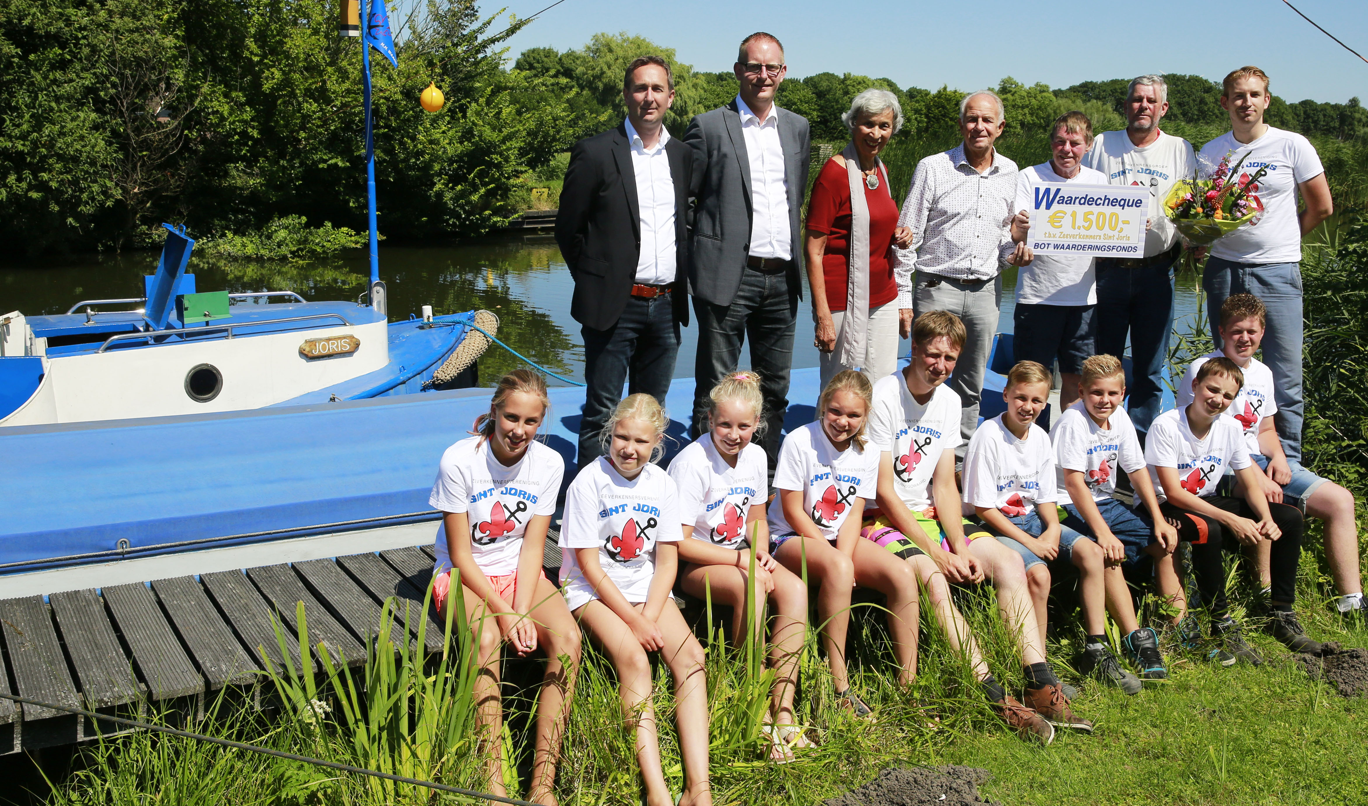 Op de voorgrond jeugdleden van de zeeverkennersvereniging. Staande links de leden van het BWF en verder de mensen van Sint Joris. (foto Theo Annes)