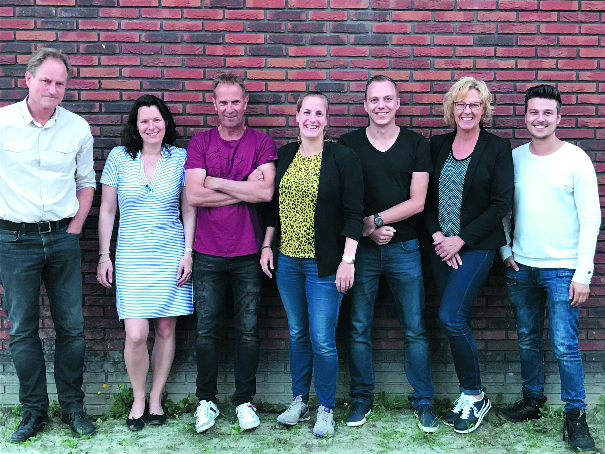 De lustrumcommissie, met van links naar rechts Kees Admiraal, Karena Water, Marcel Loopeker, Ellen Vlaar, Jeannette Jansen-van der Gragt en Karel Witte. (aangeleverde foto)