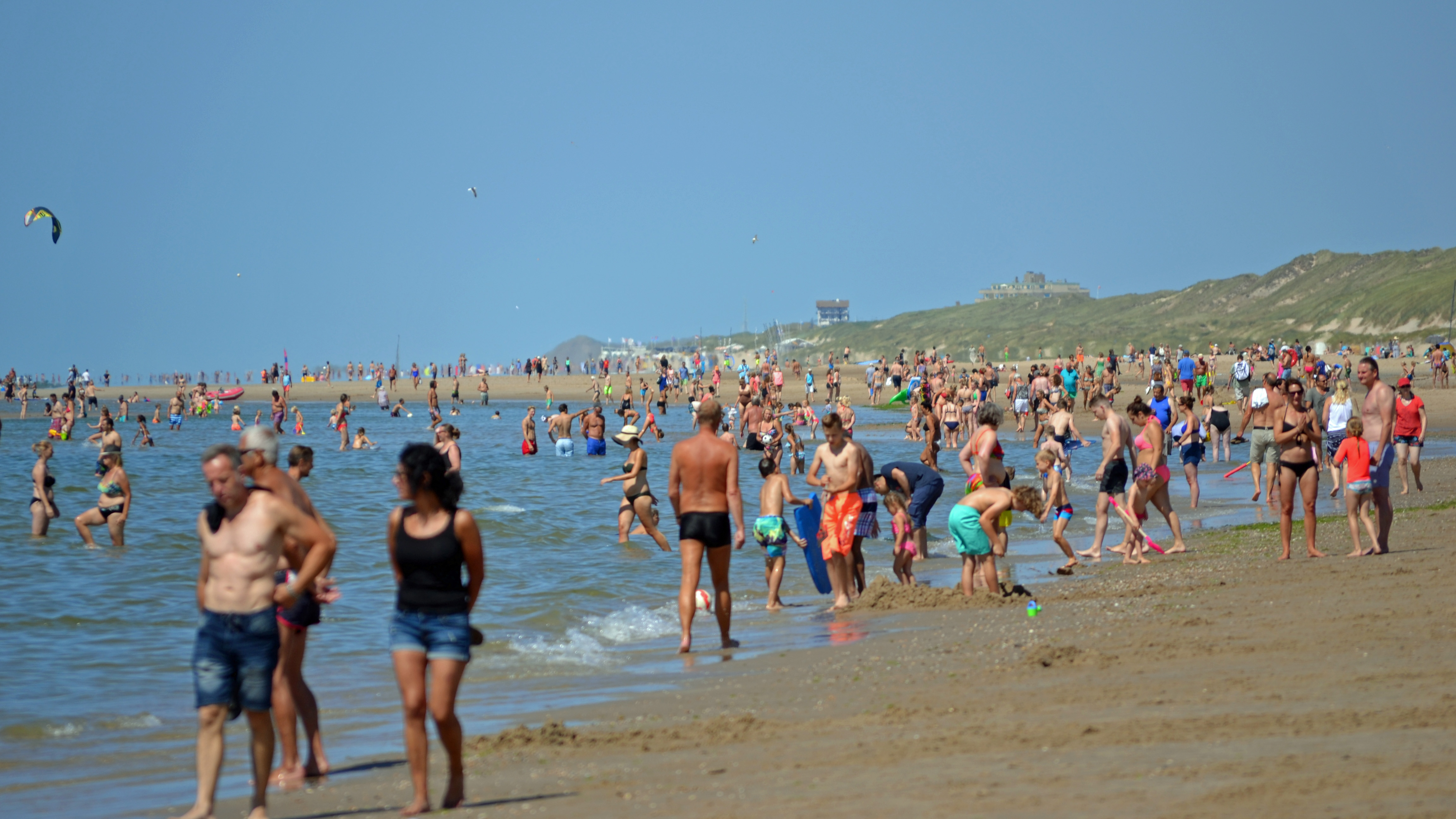 Superdrukte op het strand afgelopen weekend. (Foto: Sjef Kenniphaas)