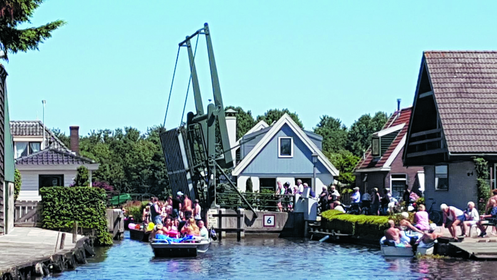 Bootjestocht bij de brug van Blik. (Foto: BVN)