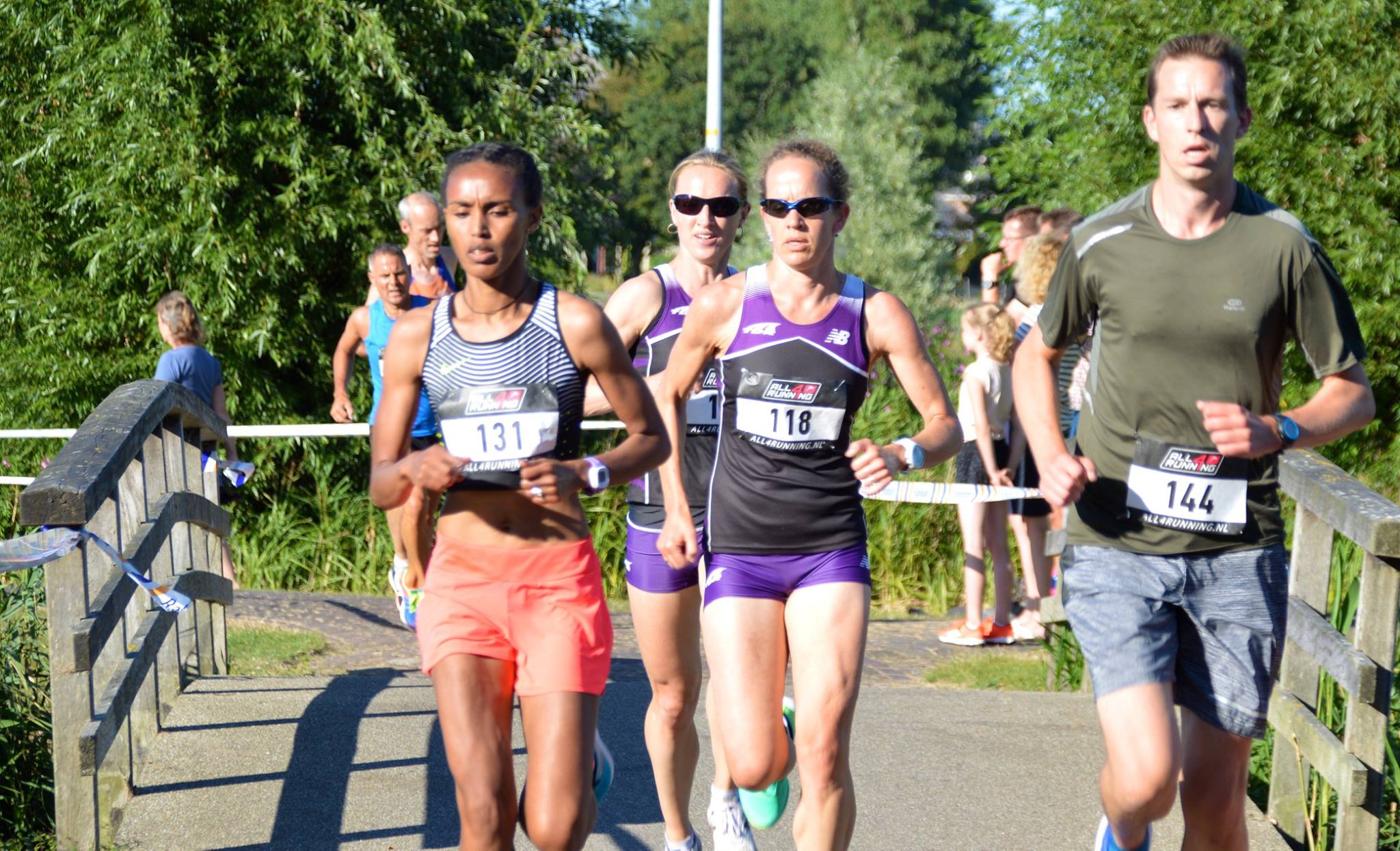 Inge de Jong (118) op weg naar de winst in de stratenloop van Tuitjenhorn. (Foto: aangeleverd)