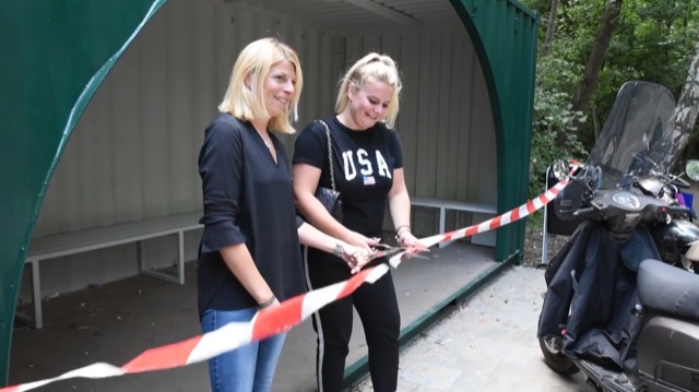 Wethouder Mandy en Kim knippen samen het lint door, en daarmee is de container geopend. (Foto: LOL)