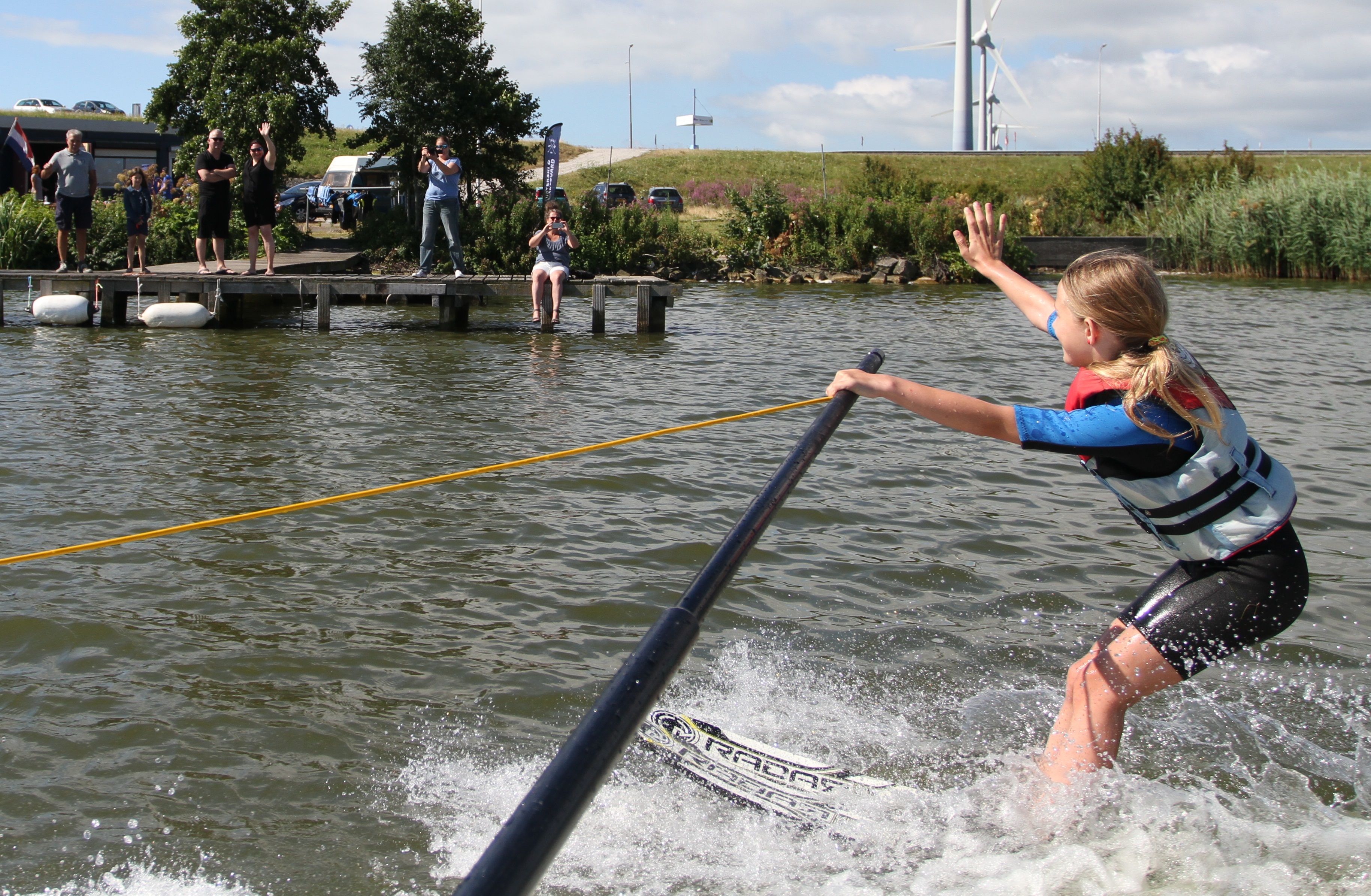 Tijdens de open dag van waterski- en wakeboardvereniging De Ven kunnen belangstellenden tegen een bijdrage de sport uitproberen. (Foto: aangeleverd)
