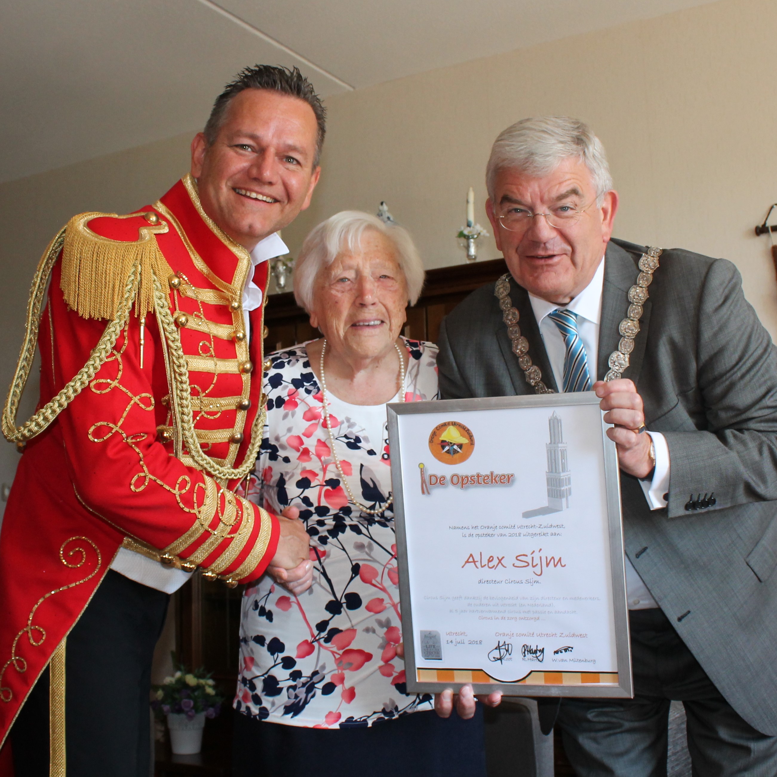 Als erkenning voor zijn werk ontving Alex Sijm uit handen van Utrechts burgemeester Jan van Zanen en de 102-jarige mevrouw Bennekom, De Opsteker van de Stad Utrecht. (Foto: aangeleverd)