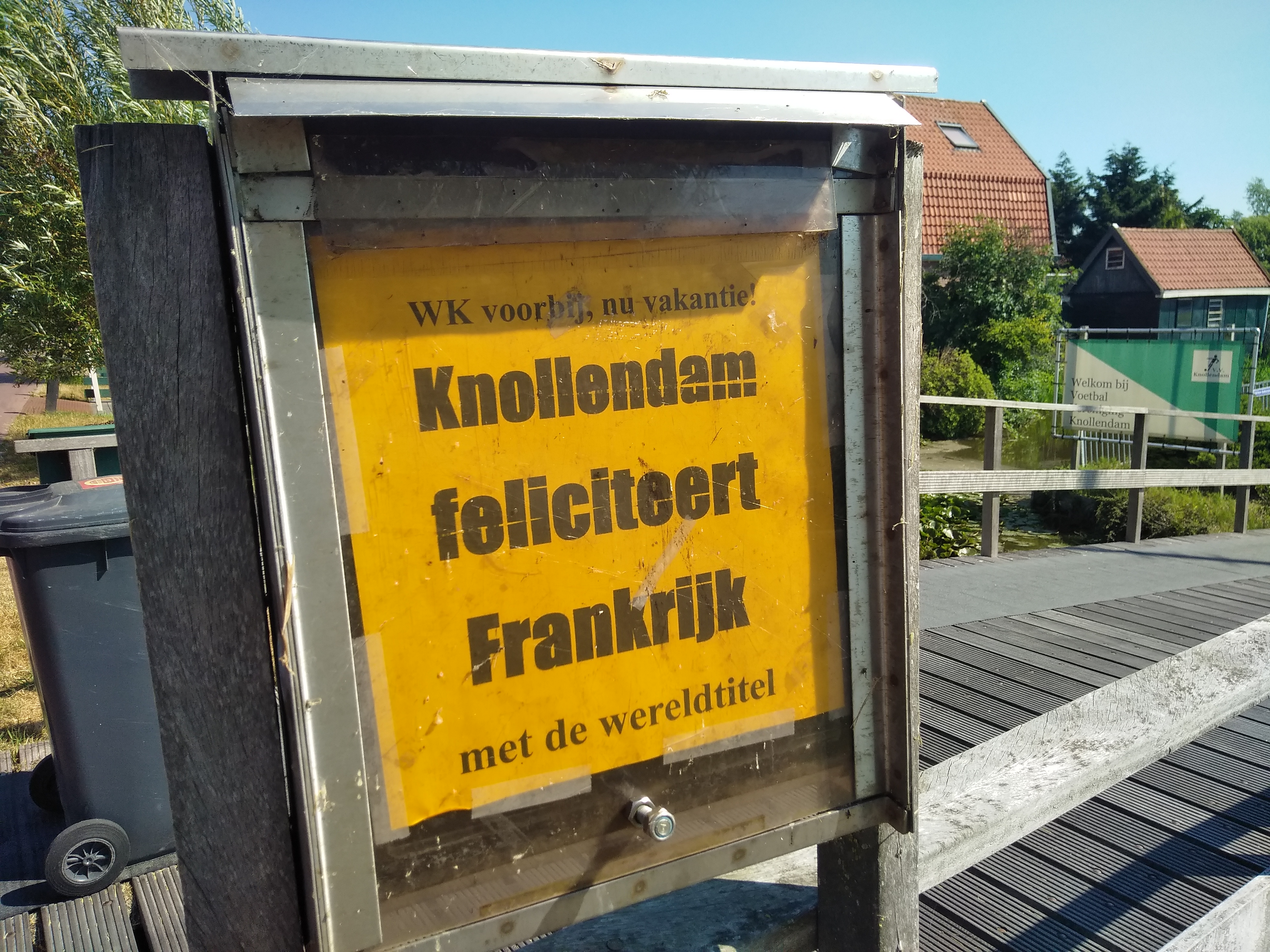 De felicitatie van VV Knollendam op het bekende affichebordje. (Foto: Bart van der Laan)