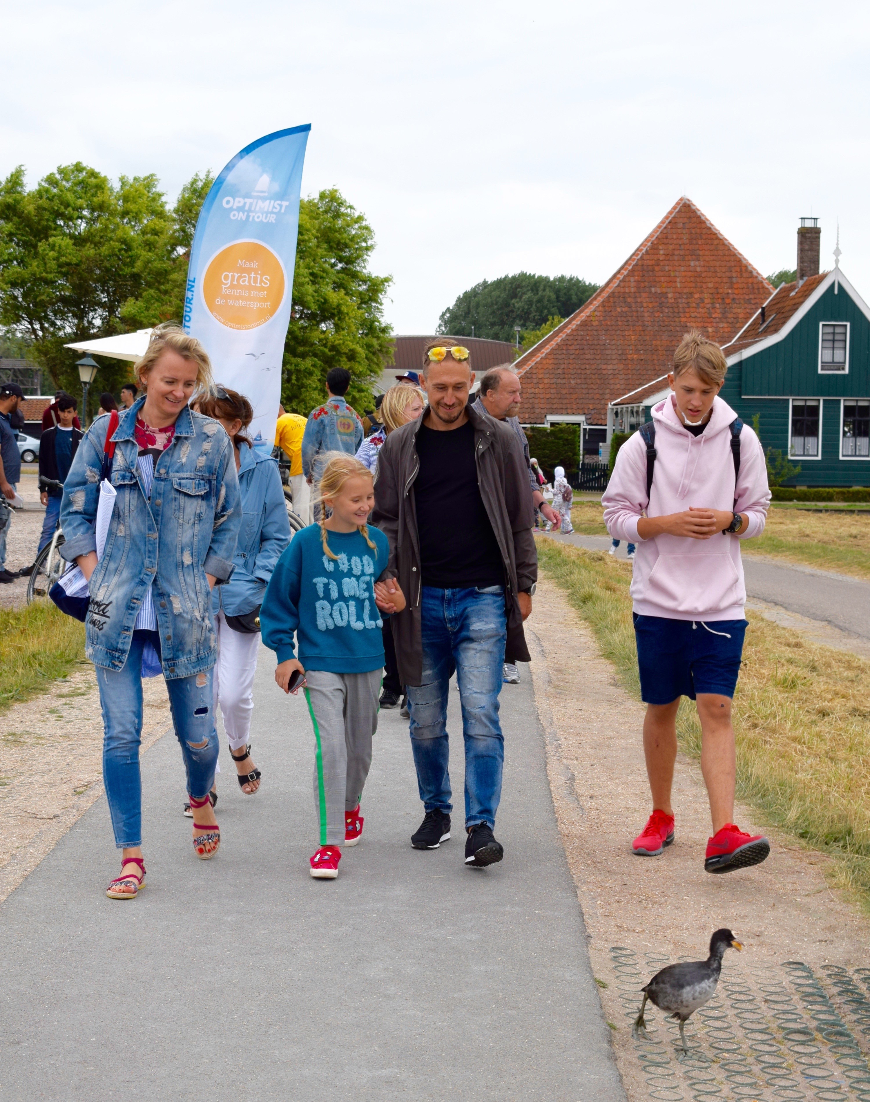 Topdrukte bij de Zaanse Schans, met een bewoner die extra goed moet opletten bij het oversteken. (Foto: Yvette van der Does)