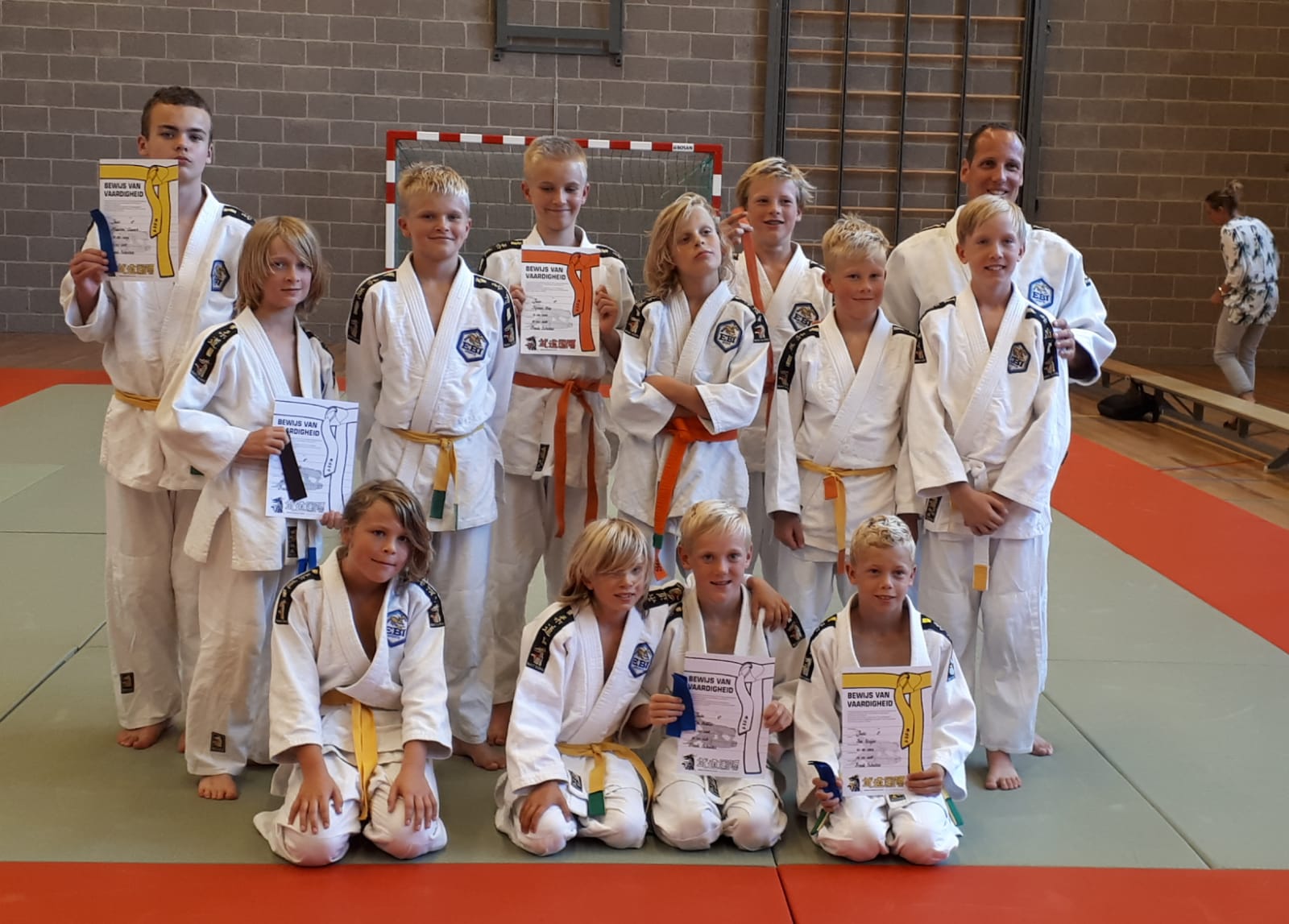 Bij de slipexamens zijn alle jeugdjudoka's geslaagd voor hun nieuwe slip of band. (Foto: aangeleverd)