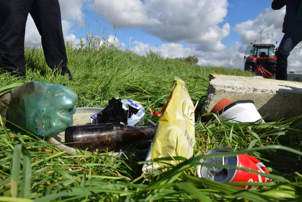 OPMEER – Wie ergert zich ook zo aan al die flesjes, blikjes en verpakkingen die op straat en in de natuur liggen? Steeds meer mensen ergeren zich aan zwerfafval. Gelukkig komt men tegenwoordig daadwerkelijk in actie. Neem ook een vuilniszakje mee tijdens een wandeling. Of maak zo nu en dan ee