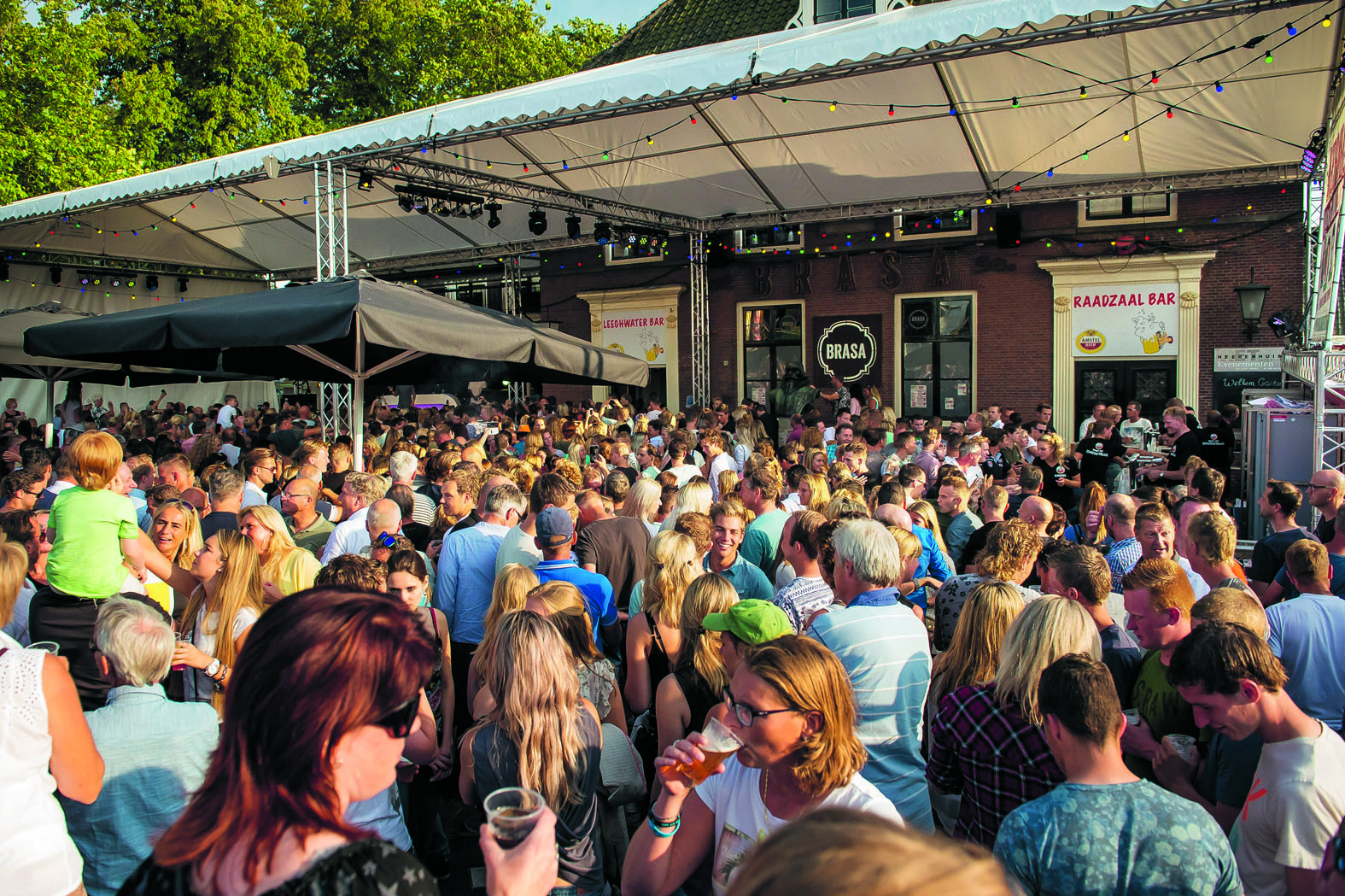 Traditiegetrouw kun je tijdens de feestweek over de hoofden lopen. (Archieffoto: Han Giskes)