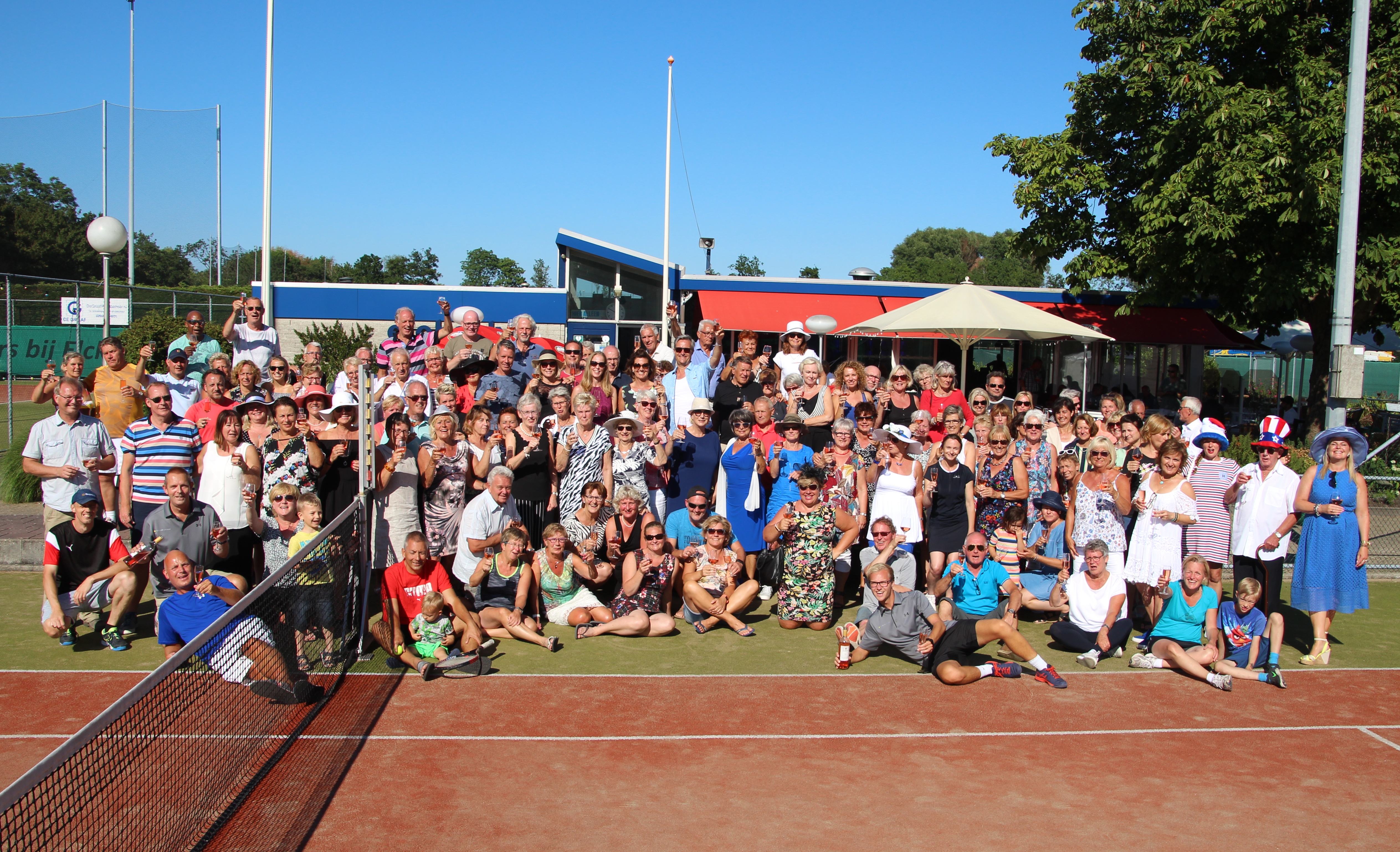 Mooi weer, hoge opkomst bij het Hoogzomer 2.0 Tennis- en Padeltoernooi. (Foto: Alwin Wijngaarde)