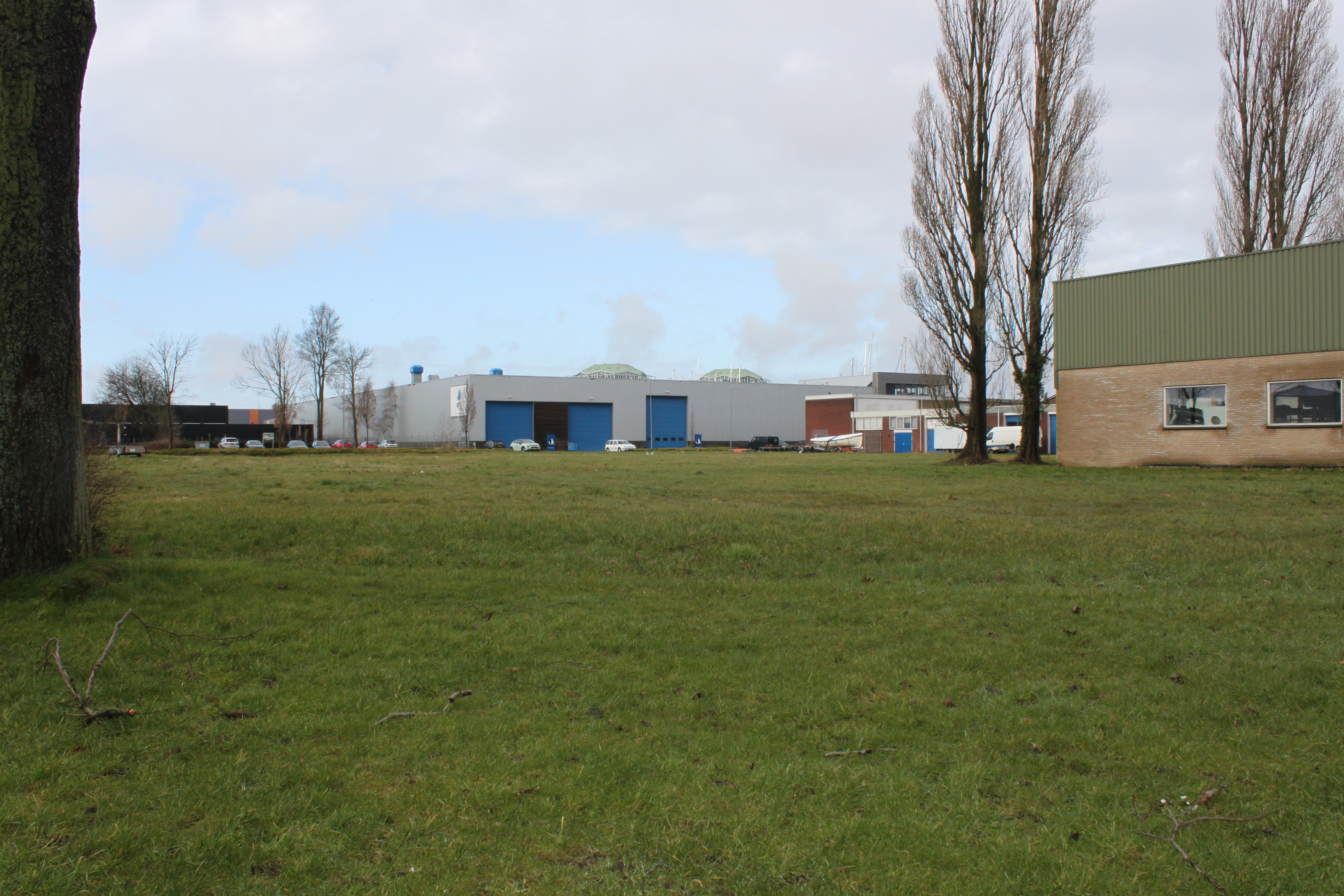 Wat er van de beloofde plannen terecht komt, is gissen, maar het lijkt erop dat de grond tot tot 2022 onbebouwd blijft. (Foto: aangeleverd)