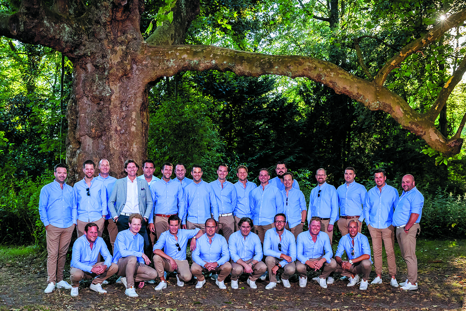 De mannen van Junior Chamber International (JCI) - gekleed door Strak in Pakken - is klaar voor Alkmaar Culinair Plaza. (Foto: Ed van de Pol)