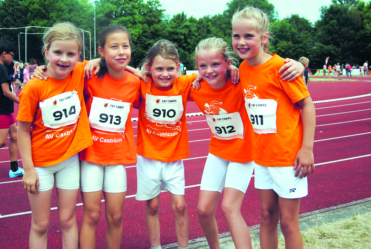 Het estafette-team meisjes pupillen C met Sara de Waard, Noa Popot, Elin Bernhard, en Robyn Besselink. Met als tweede van rechts ploeggenote Janne van der Meer.