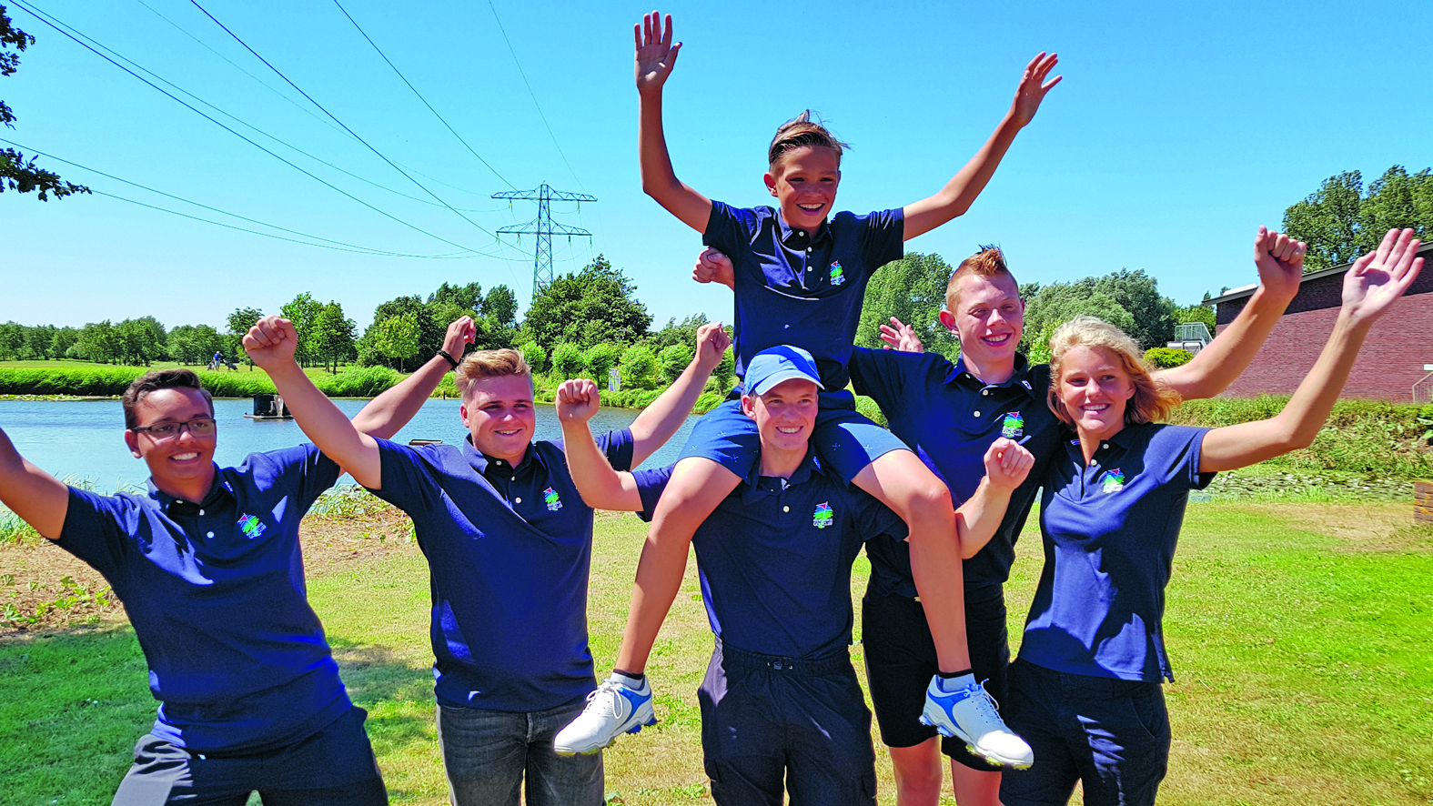 Het jeugdteam met vlnr. Ashwin Umans (15 jaar), Tim Hildering (19 jaar), Cedric Klijn (18) met Senna Korving (12) op de schouder, Jim Kloosterhuis (16 jaar) en Yente Blaauw (15 jaar). (foto aangeleverd)