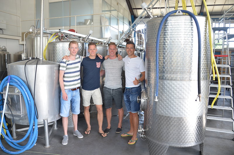 Deze vier vrienden besloten dat het een goed idee was om een eigen biertje te brouwen. (Foto: aangeleverd)