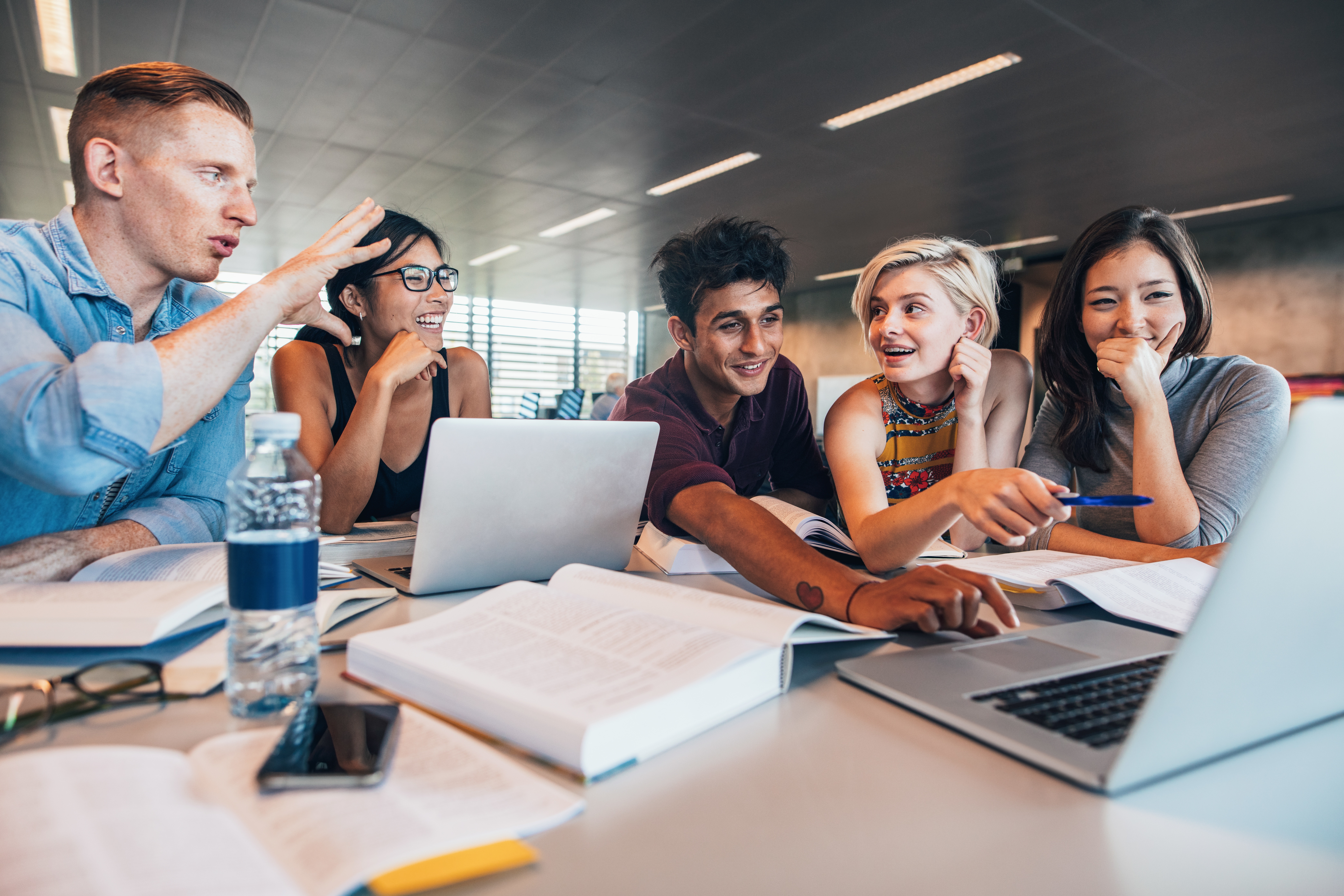 Deelnemers worden tijdens de hackathon uitgedaagd om een oplossing te bedenken om de kloof tussen scholieren en ondernemers te verkleinen. (Foto: Adobestock)