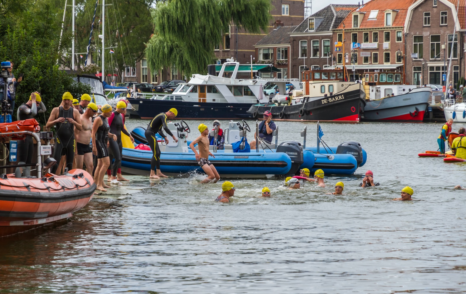 De echte waterliefhebbers doen zaterdag 28 juli weer mee aan de prestatie-zwemtocht. (Foto's: Ben Lassing)