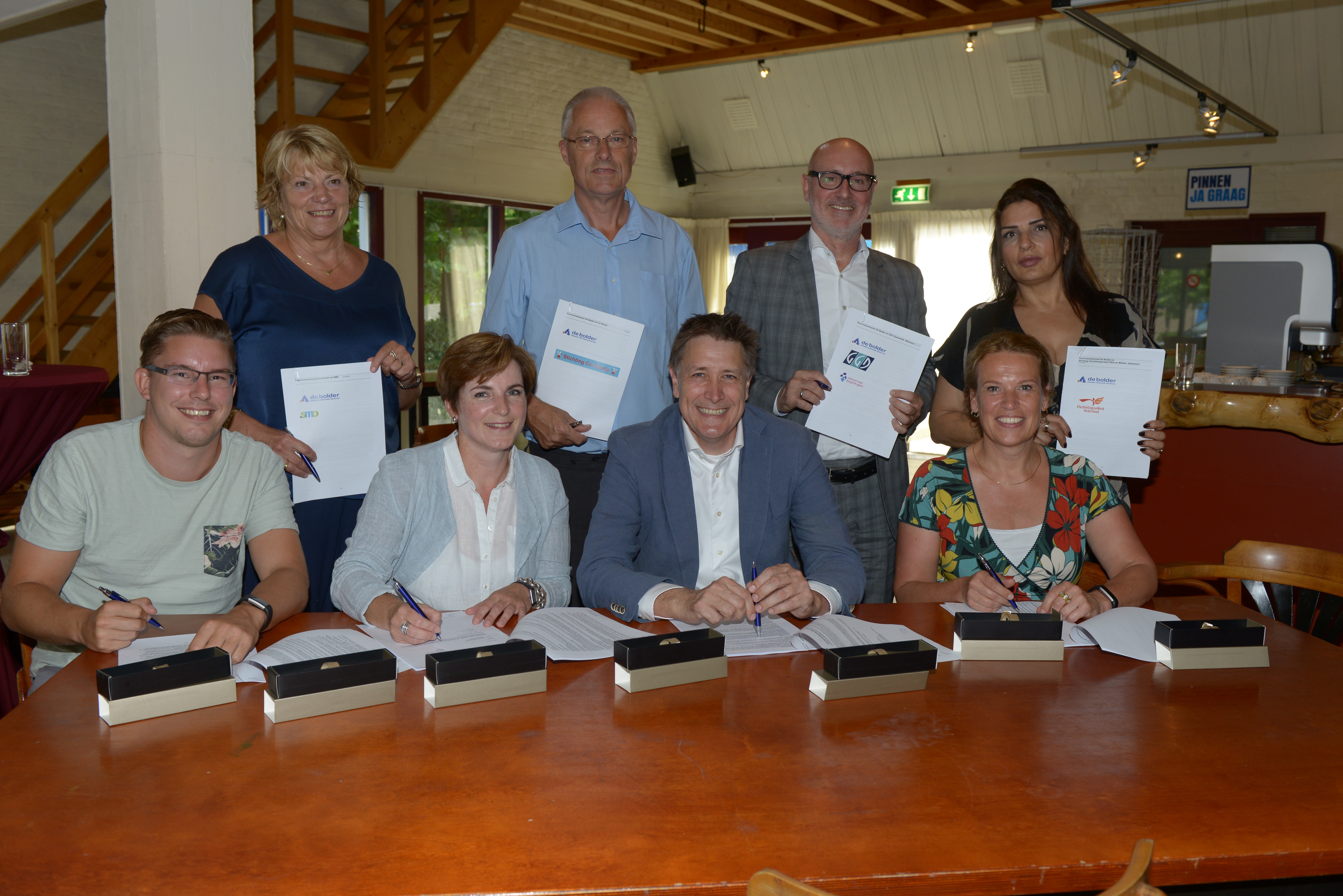 Op 19 juli 2018 hebben alle toekomstige gebruikers van de te renoveren De Bolder en gemeente Waterland overeenkomsten getekend waarmee zij zich akkoord verklaren met de gemaakte afspraken omtrent huur en (onder)verhuur. (Foto: aangeleverd)