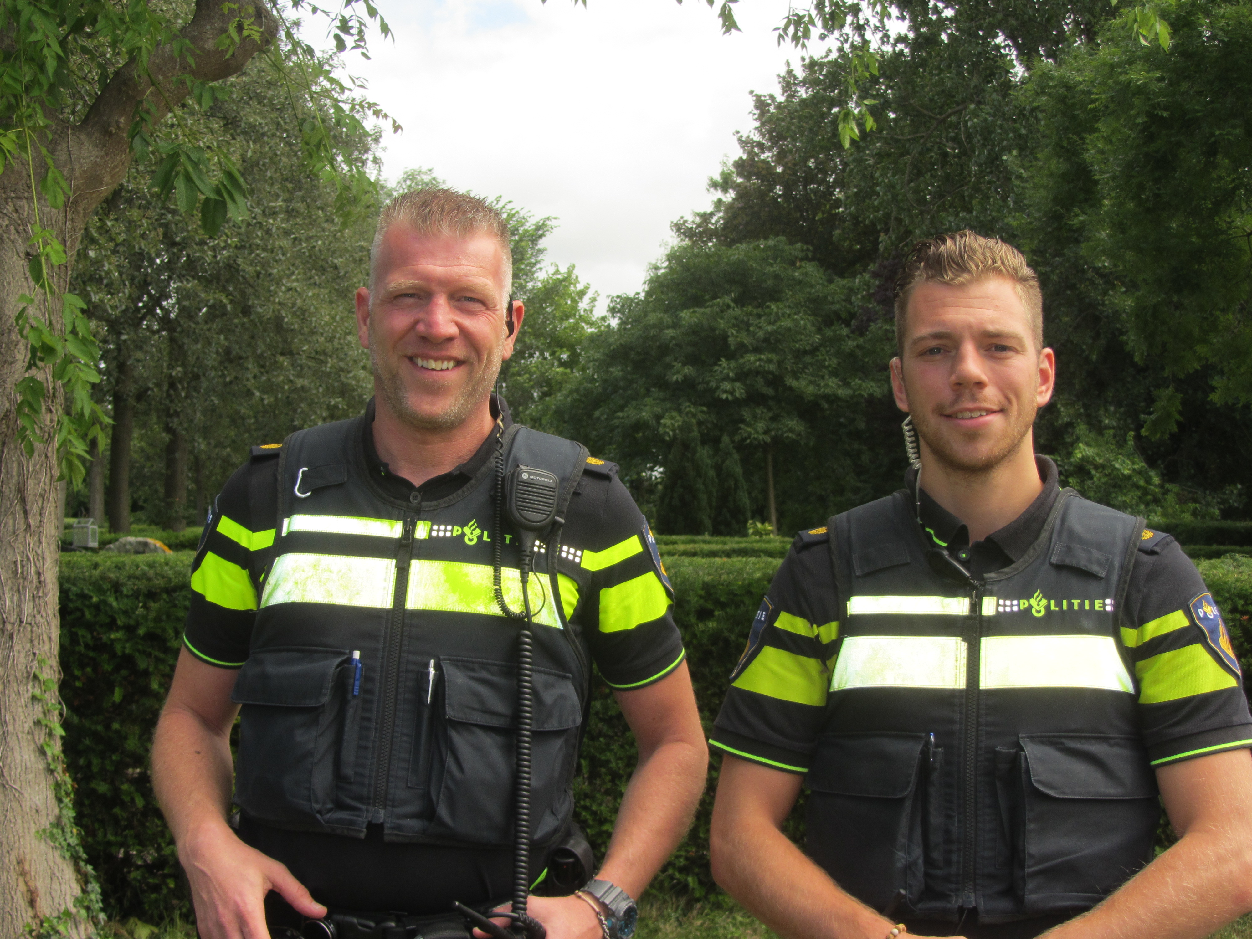 De wijkagenten, Nick Horvers en Menno Sloots. (Foto: JWvD)
