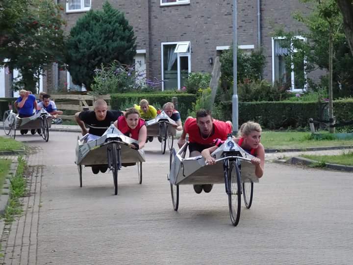 Tijdens het beddenracen wisselen stuurman en loper elkaar af. (Foto: aangeleverd)