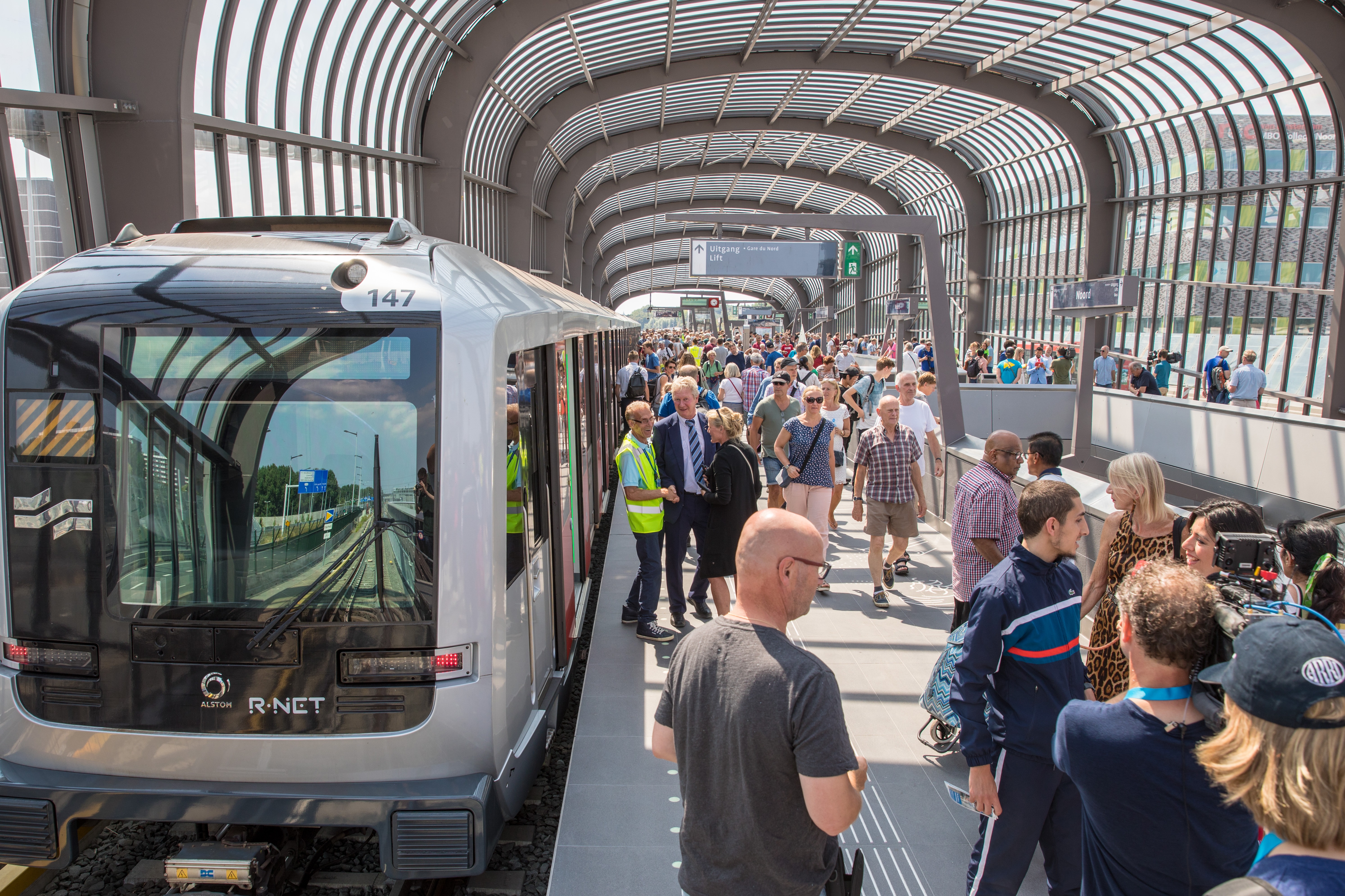 Tijdens de feestelijke opening van de Noord/Zuidlijn mochten mensen die zich vooraf hadden aangemeld gratis gebruikmaken van de nieuwe metro en waren op alle stations festiviteiten georganiseerd. (Foto's: Vincent de Vries/RM)