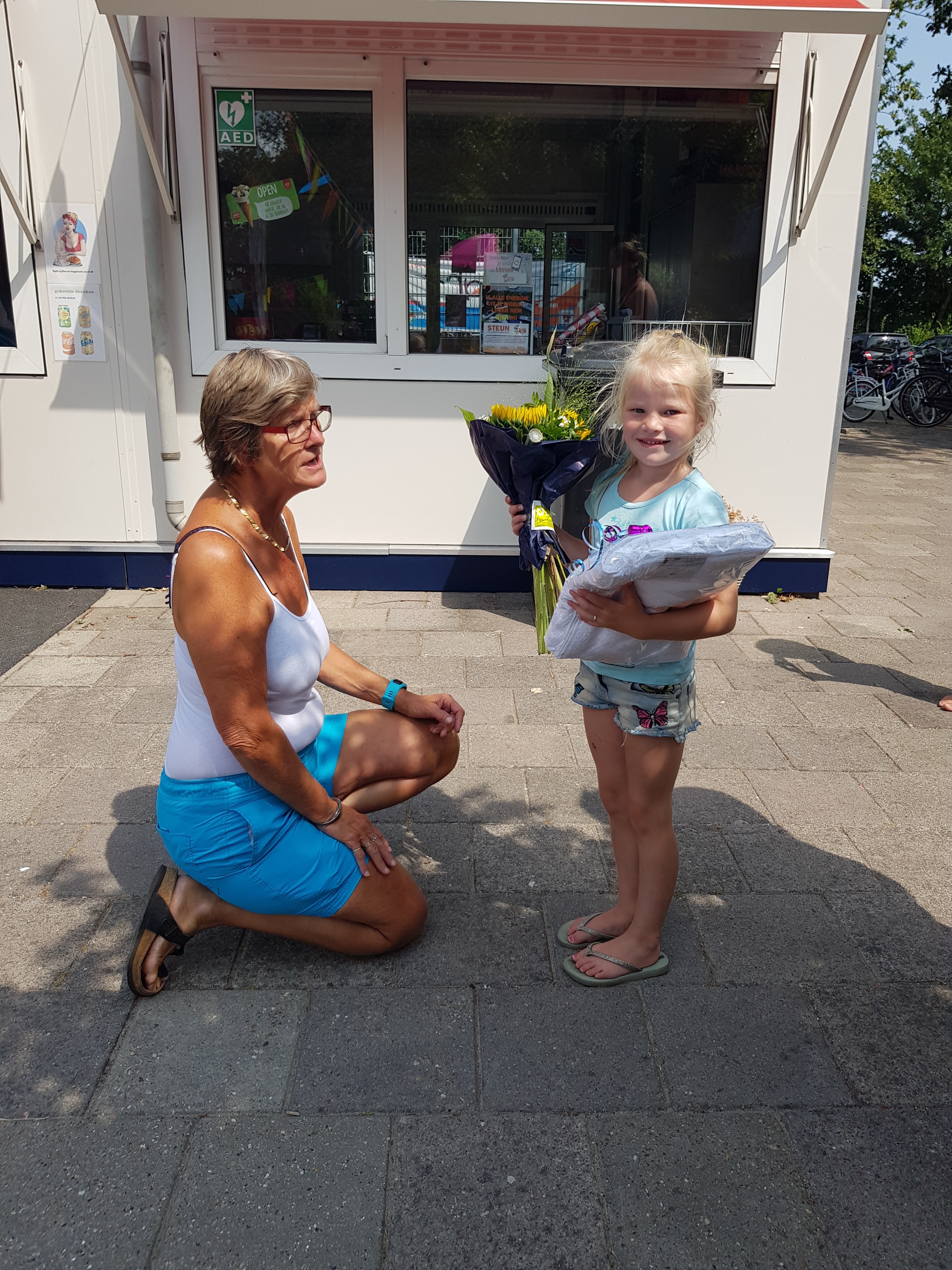 HOOGWOUD – Zwembad ‘t Woudmeer verwelkomde, na nog een prachtige zomerse week, de 25.000e bezoeker. De vijfjarige Gwenn Over uit Hoogwoud stapte vorige week precies op tijd door de poort bij het zwembad om deze mijlpaal te bereiken. Gwenn werd verrast met een 25.000 badenboekje, een bos