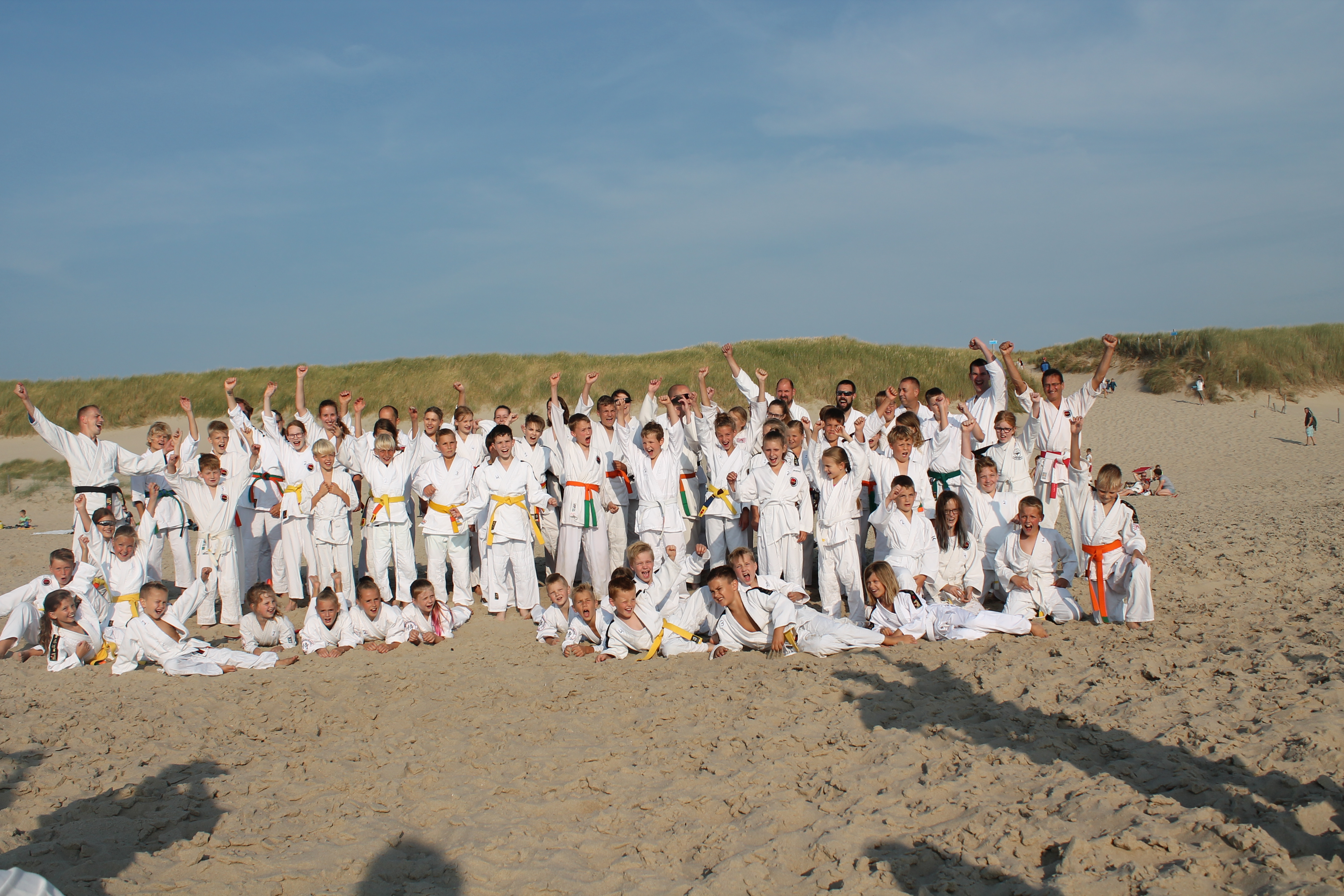 De leden van Shintai en Budo school Niedorp hebben het seizoen afgesloten op het strand van Callantsoog. (Foto: aangeleverd)