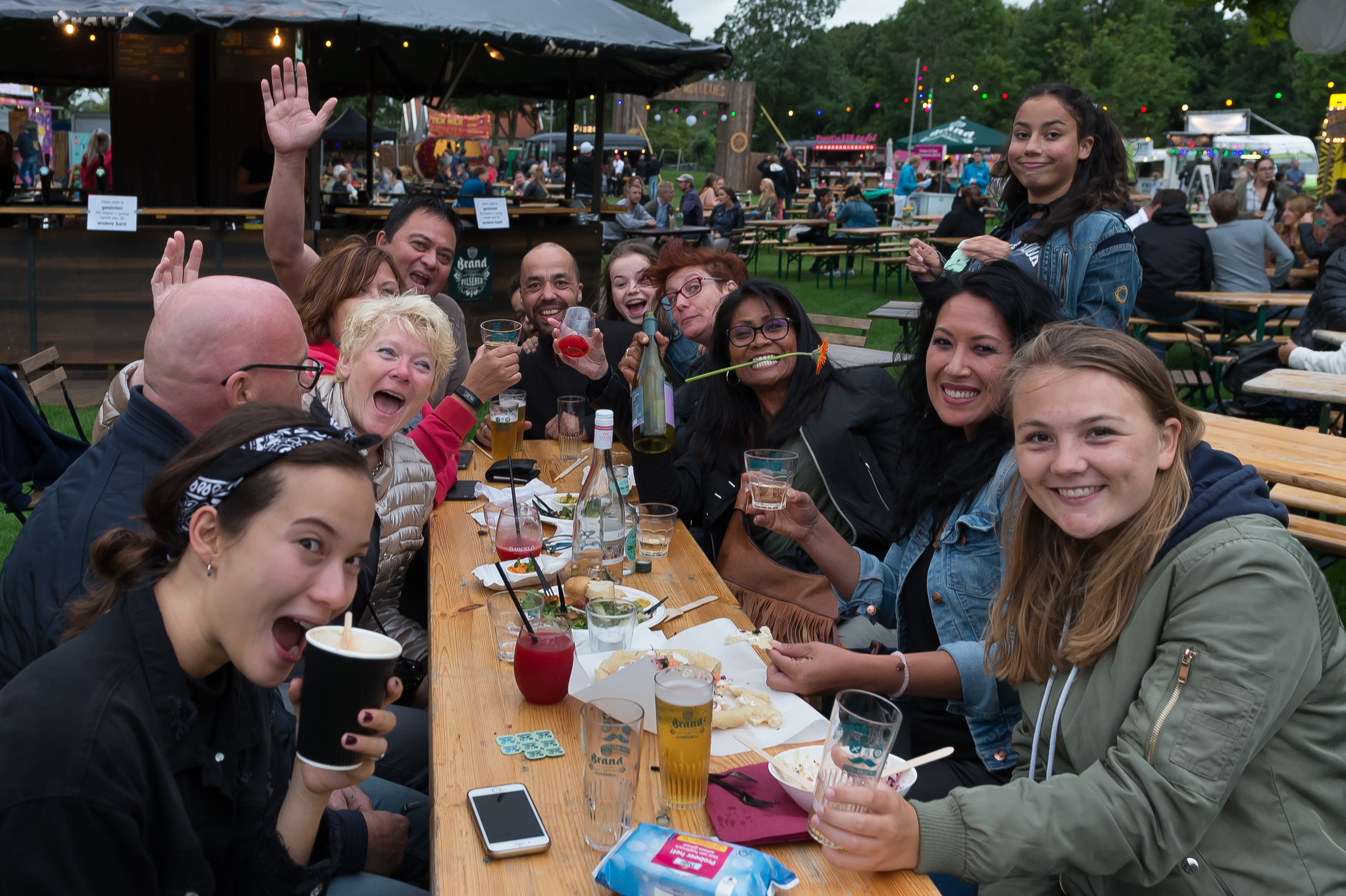 Plof met de hele familie en deel hapjes met elkaar. Zoals deze vrolijke bezoekers van de eerste editie. (Archieffoto: Han Giskes)