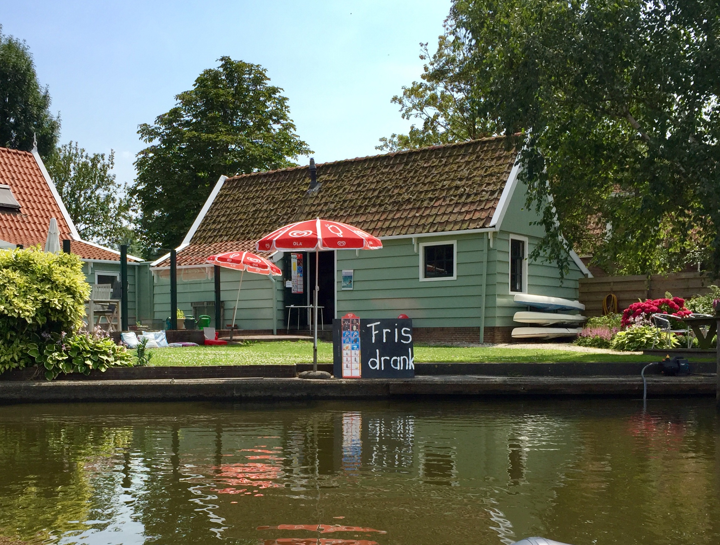 Op de vaarroute van Monnickendam naar Zuiderwoude kom je dit beeld tegen. (Foto: Daniella Ernsting)