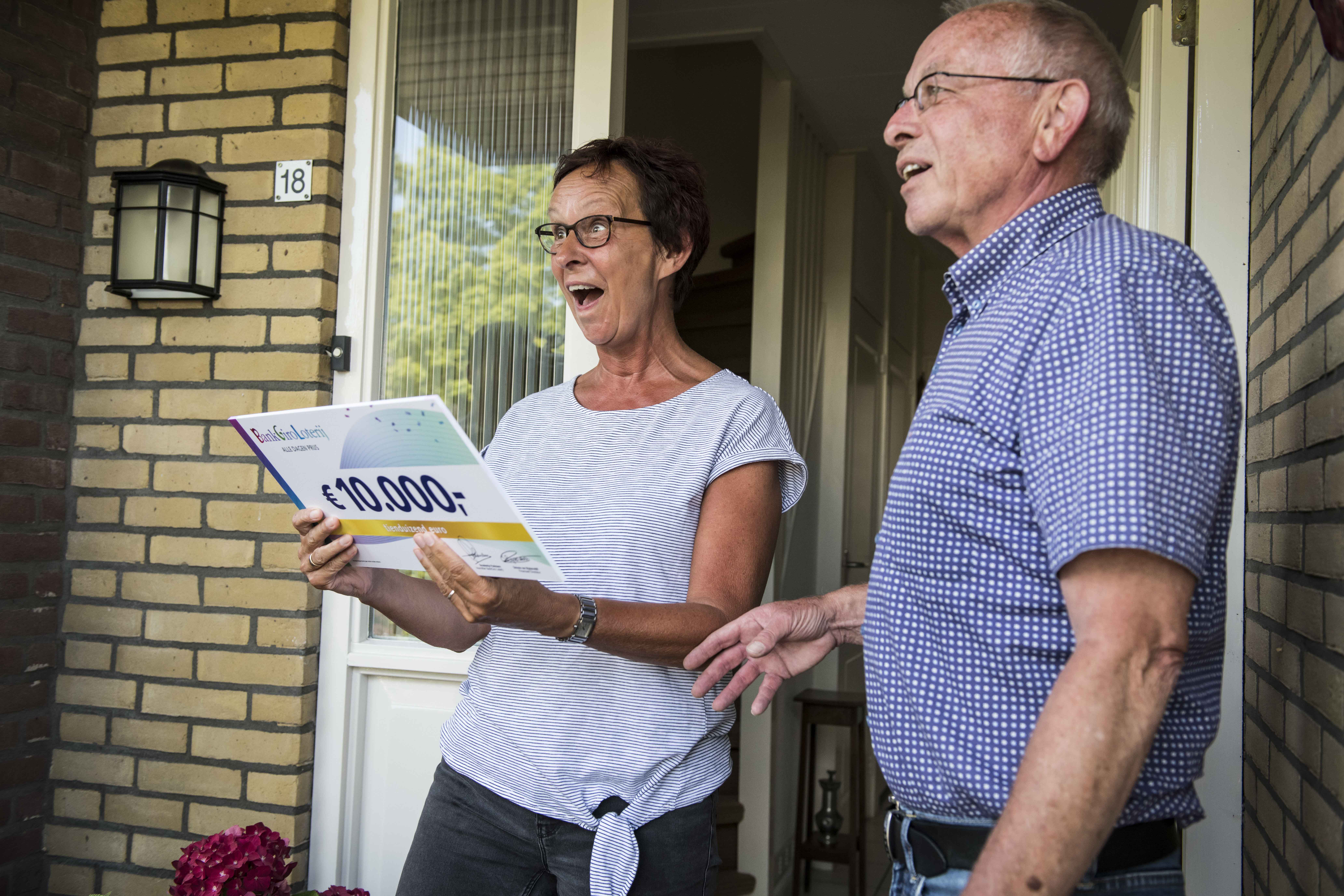 Henk en Ina uit Medemblik waren heel blij dat zij 10.000 euro wonnen. (Foto: aangeleverd)