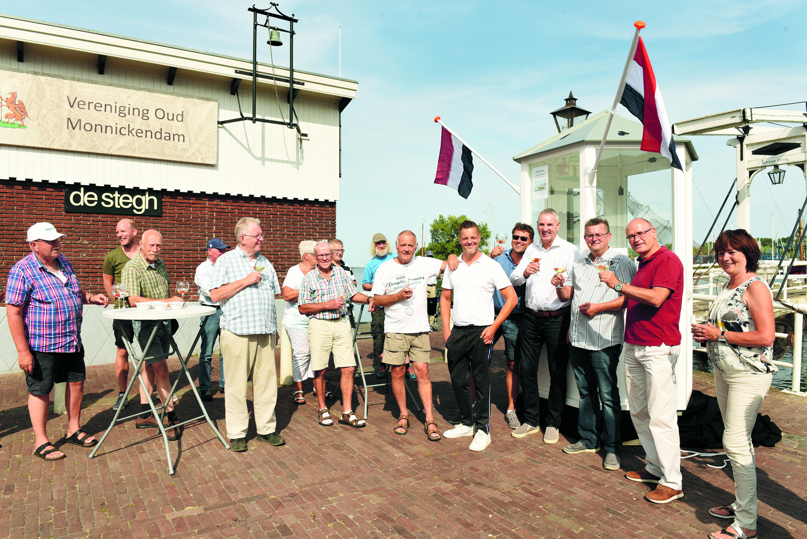 Proosten op de nieuwe ticketkiosk. (Foto: Rolf Rijken)