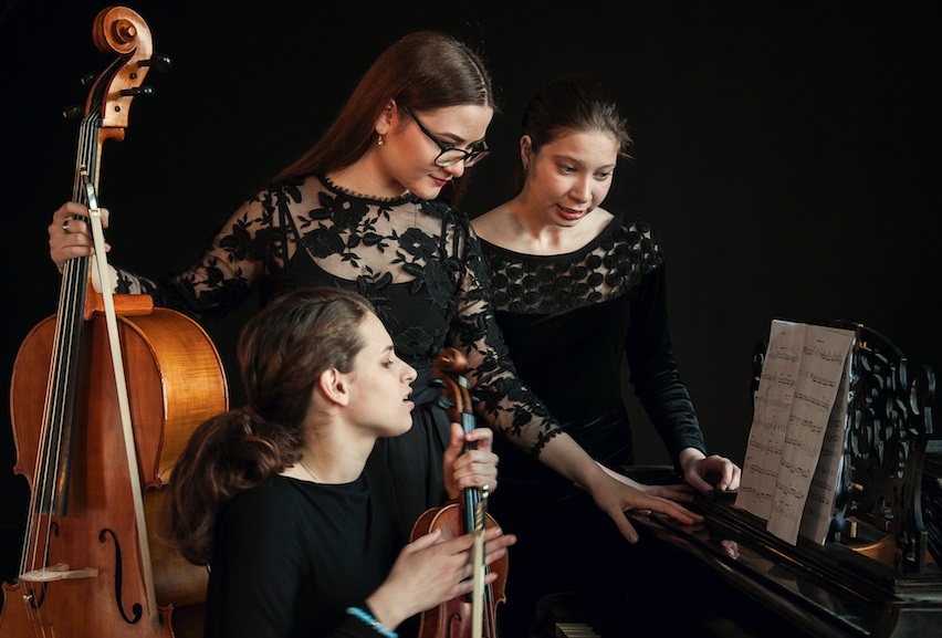 Het Russische Piano 'Bell Trio': Alla Belova (piano), Ekaterina Glazova (viool) en Anna-Lucia Costiuc (cello). (Foto: aangeleverd)