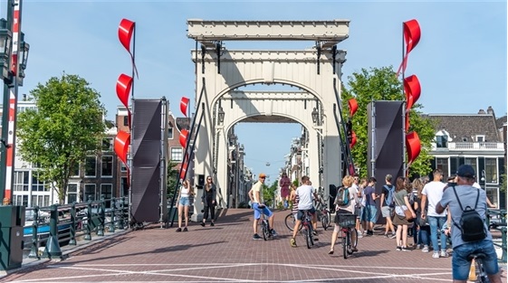 Een derde van de Amsterdammers zegt het afgelopen jaar een of meerdere activiteiten te hebben ondernomen gericht op wonen in de buurt of stad. (Foto: Gemeente Amsterdam).