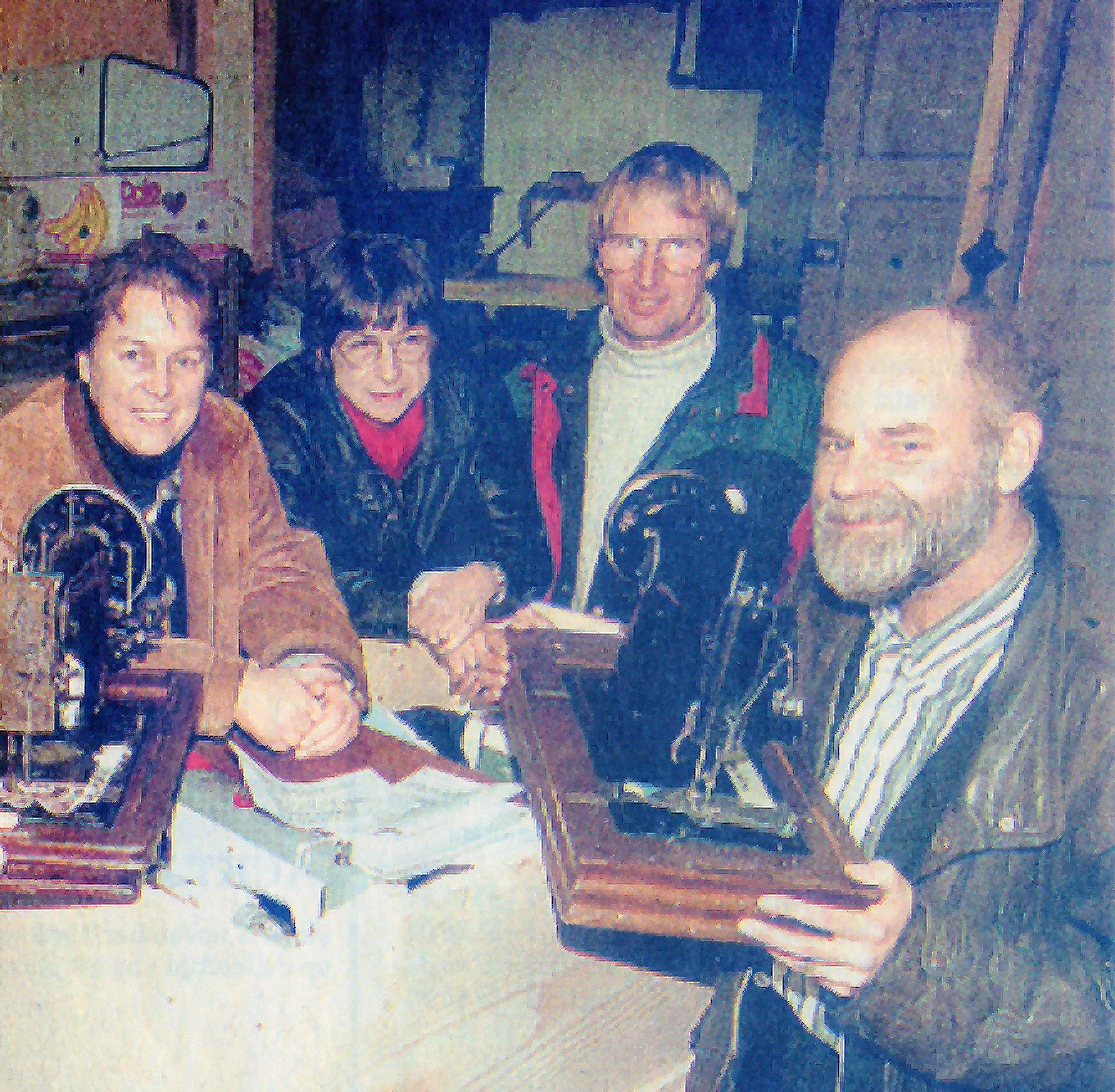Heerhugowaarder Berend Pluister (rechts), echtgenote Griba (tweede van links) en twee andere leden van de Tanzania Werkgroep Emmen. (aangeleverde foto)
