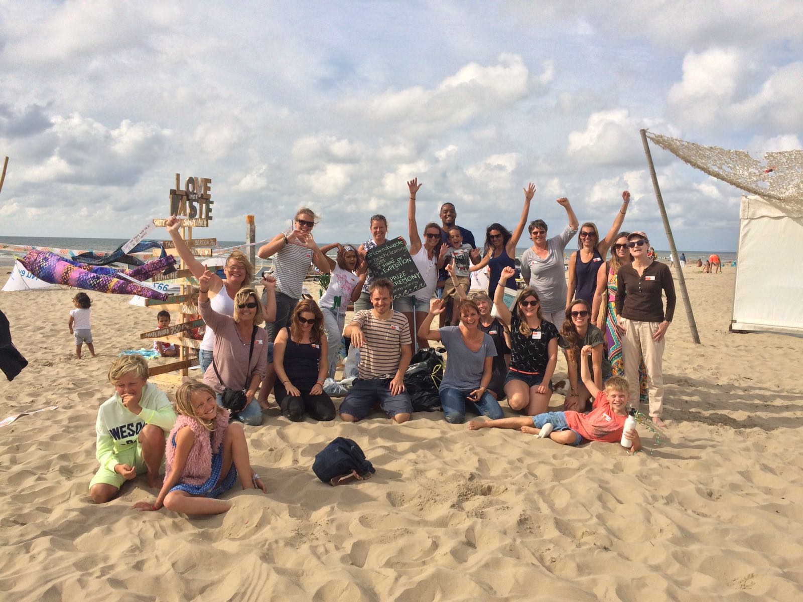 Het beloven positieve en leerzame middagen te worden op het strand van Bergen aan Zee. (Foto: Love Not Waste)