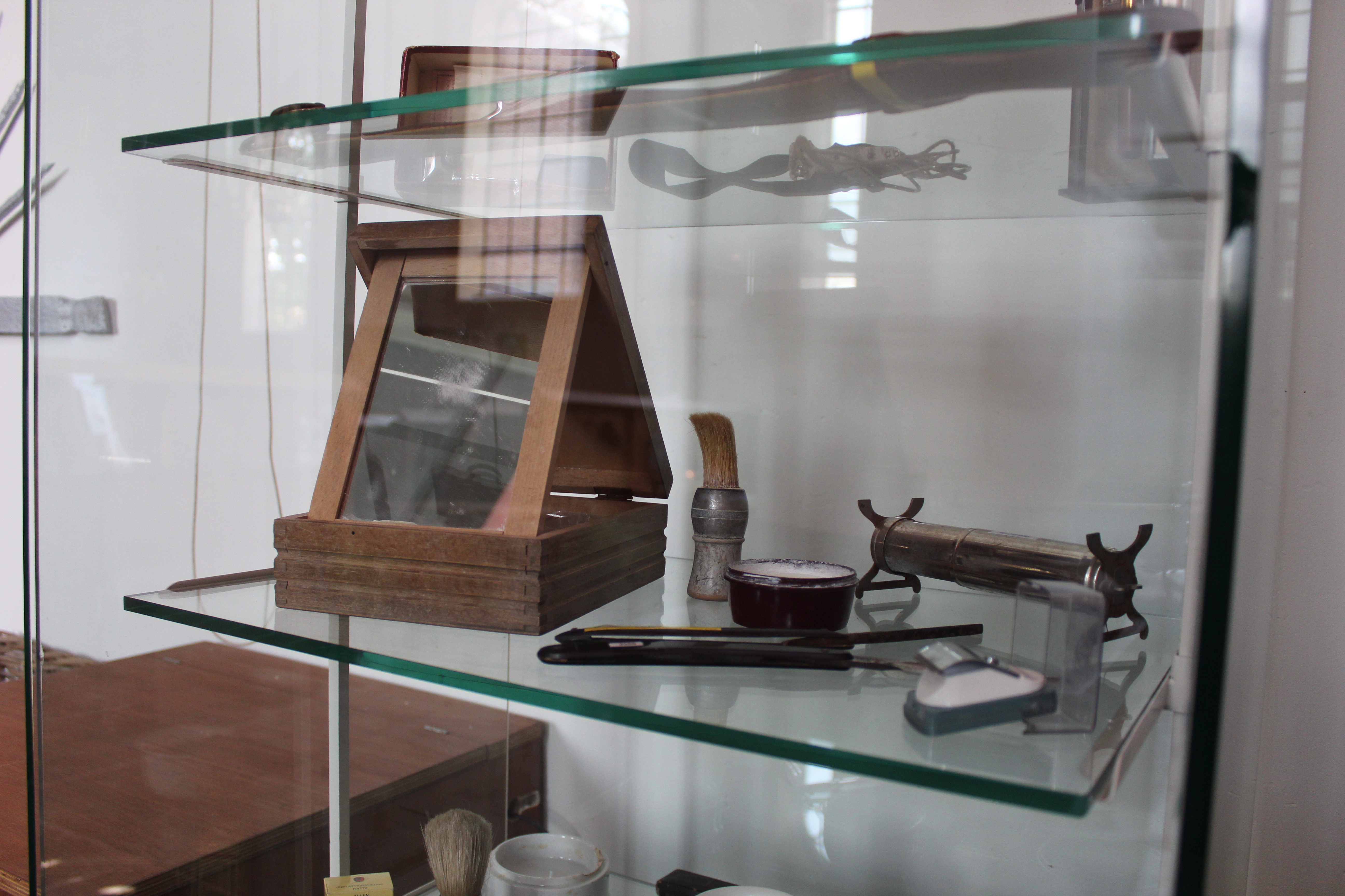 Vitrine met kappersspullen. (Foto: JWvD)