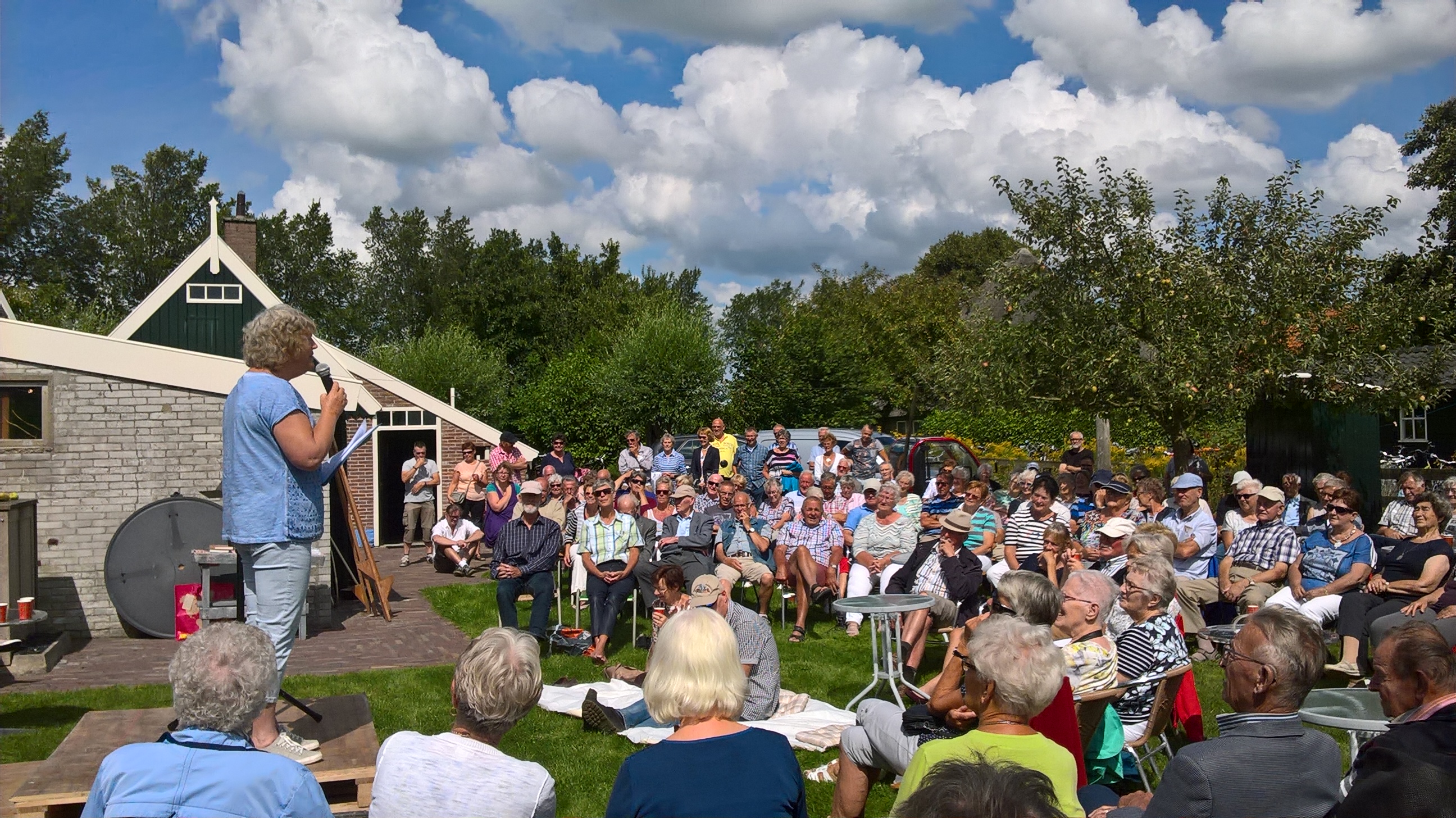 Drukte bij een eerder West-Fries optreden bij het Huis van Oud. (Foto: aangeleverd)