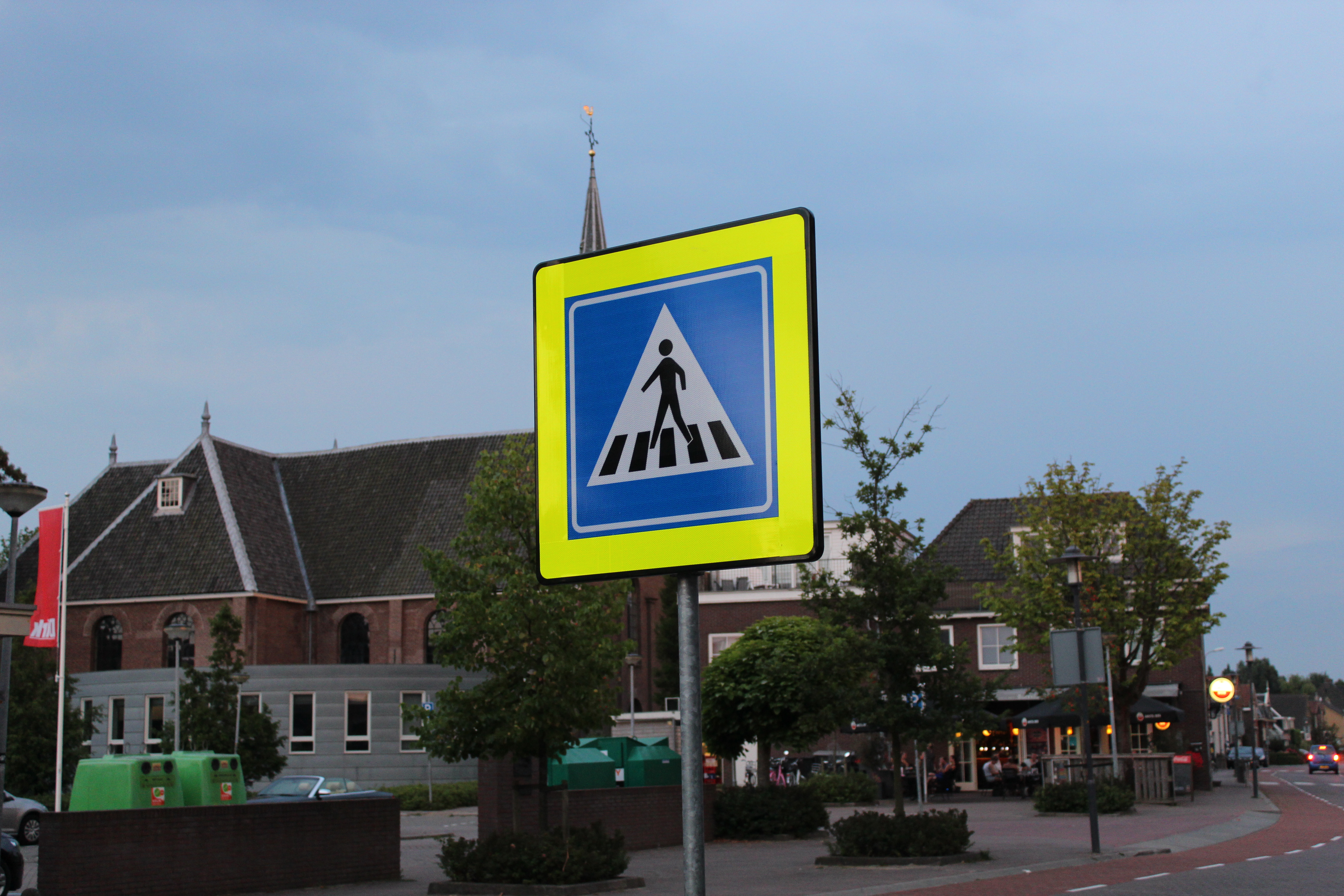 Duidelijk bord bij zebrapad. (Foto: JWvD)