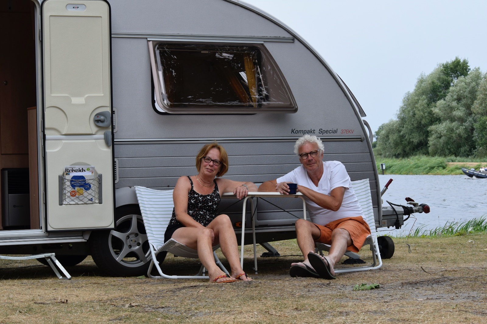 Foto's: Fia en Ludo Wilbrink kamperen op camping Het Rietveen in Landsmeer en genieten van het uitzicht, hun lunch en elkaars gezelschap. Ze gaan in de omgeving fietsen en herinneringen ophalen uit de tijd dat ze er zelf woonden. (Foto: Yvette van der Does)