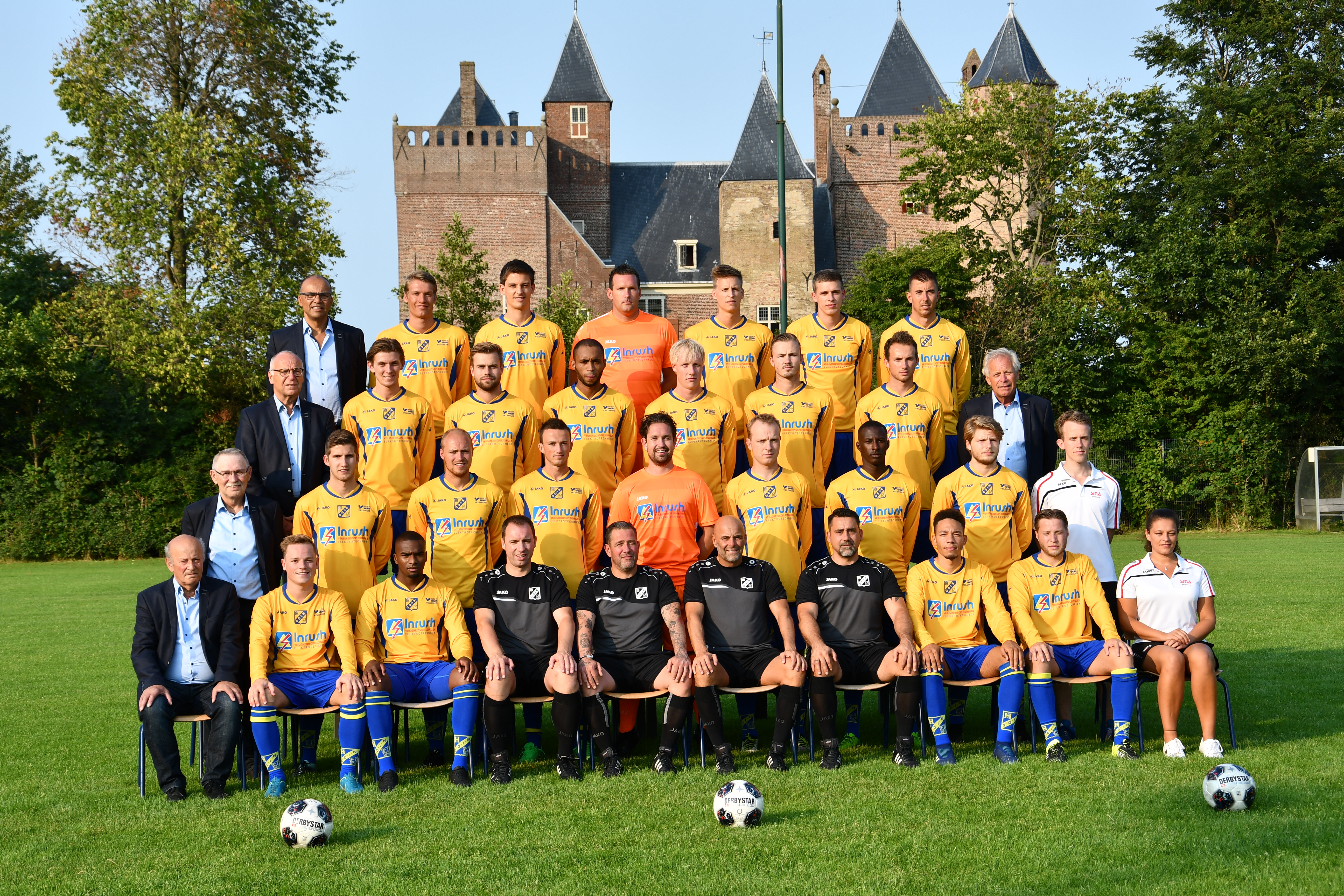 De selectie van Odin '59 in de nieuwe kleding. (Foto: Leo Tillmans)