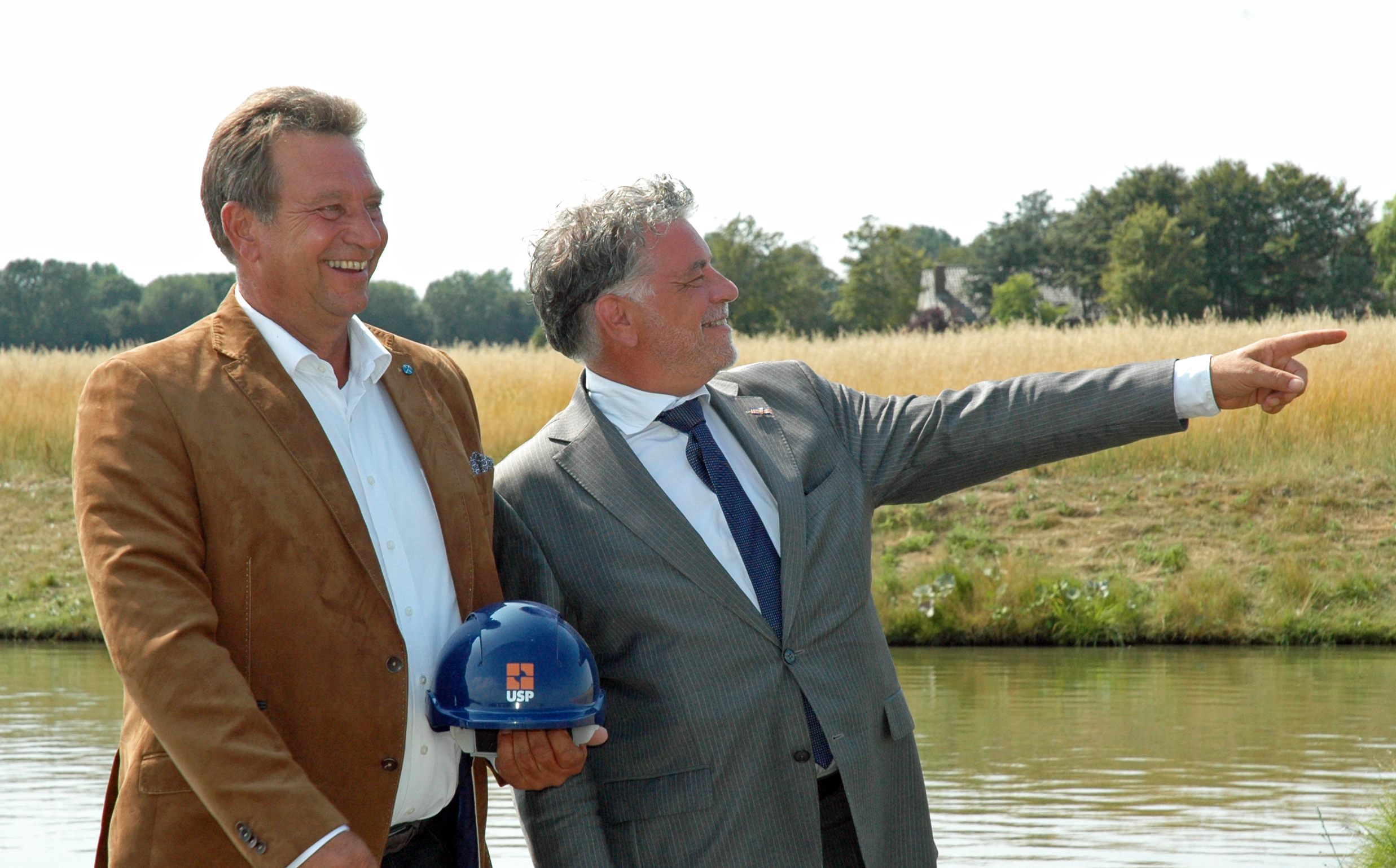 Frank Nannings (l) en wethouder Ad Jongenelen op de toekomstige bouwlocatie. (aangeleverde foto)
